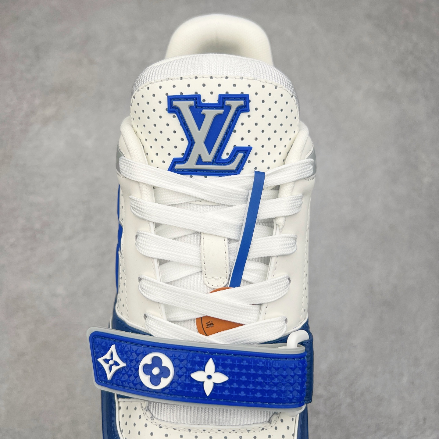 图片[5]-Louis Vuitton Trainer lv时装走秀运动鞋 完美鞋型超高的清洁度 零毛边线头瑕疵 全套原楦原纸版原鞋开模 全网最具灵魂的版型 正确原装黄色鞋盒 正确中底印花 鞋面印花3D高频深度立体 全鞋电脑针车 紧密相连 针距密度一致 环保乳胶注塑鞋垫 厚度脚感还原原版 皮面裁剪部位 统一油边封口工艺 原装橡胶大底含胶量大底组合零偏差 专柜全套包装 防尘袋 说明书 质保卡 男女鞋 尺码：35 36 37 38 39 40 41 42 43 44 45-选品中心