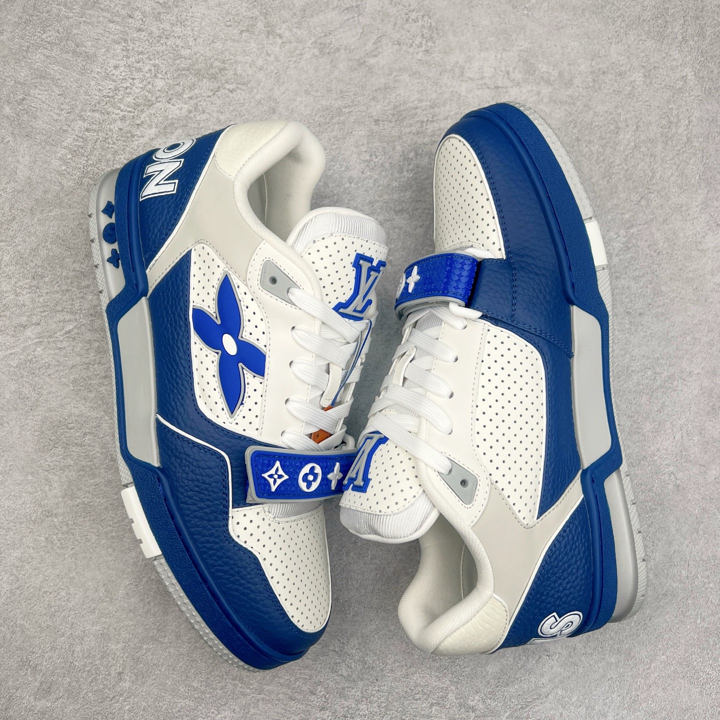 图片[3]-Louis Vuitton Trainer lv时装走秀运动鞋 完美鞋型超高的清洁度 零毛边线头瑕疵 全套原楦原纸版原鞋开模 全网最具灵魂的版型 正确原装黄色鞋盒 正确中底印花 鞋面印花3D高频深度立体 全鞋电脑针车 紧密相连 针距密度一致 环保乳胶注塑鞋垫 厚度脚感还原原版 皮面裁剪部位 统一油边封口工艺 原装橡胶大底含胶量大底组合零偏差 专柜全套包装 防尘袋 说明书 质保卡 男女鞋 尺码：35 36 37 38 39 40 41 42 43 44 45-选品中心