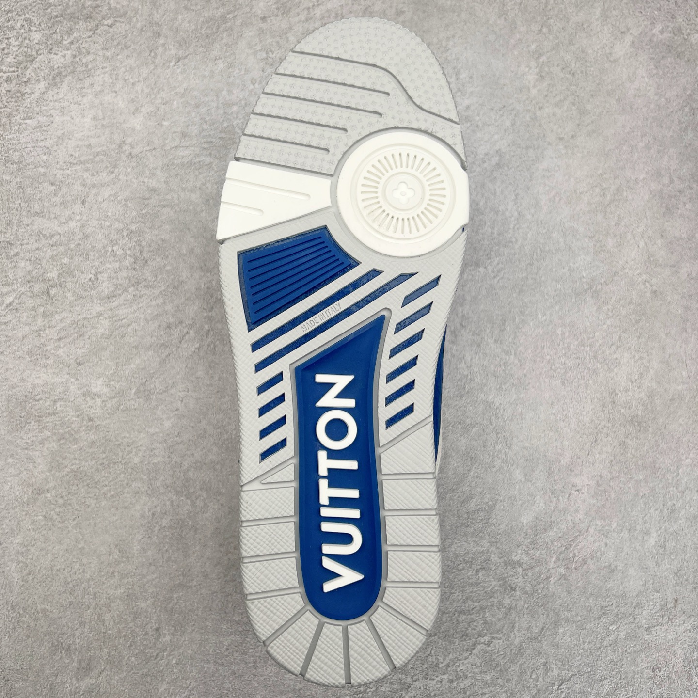 图片[9]-Louis Vuitton Trainer lv时装走秀运动鞋 完美鞋型超高的清洁度 零毛边线头瑕疵 全套原楦原纸版原鞋开模 全网最具灵魂的版型 正确原装黄色鞋盒 正确中底印花 鞋面印花3D高频深度立体 全鞋电脑针车 紧密相连 针距密度一致 环保乳胶注塑鞋垫 厚度脚感还原原版 皮面裁剪部位 统一油边封口工艺 原装橡胶大底含胶量大底组合零偏差 专柜全套包装 防尘袋 说明书 质保卡 男女鞋 尺码：35 36 37 38 39 40 41 42 43 44 45-选品中心