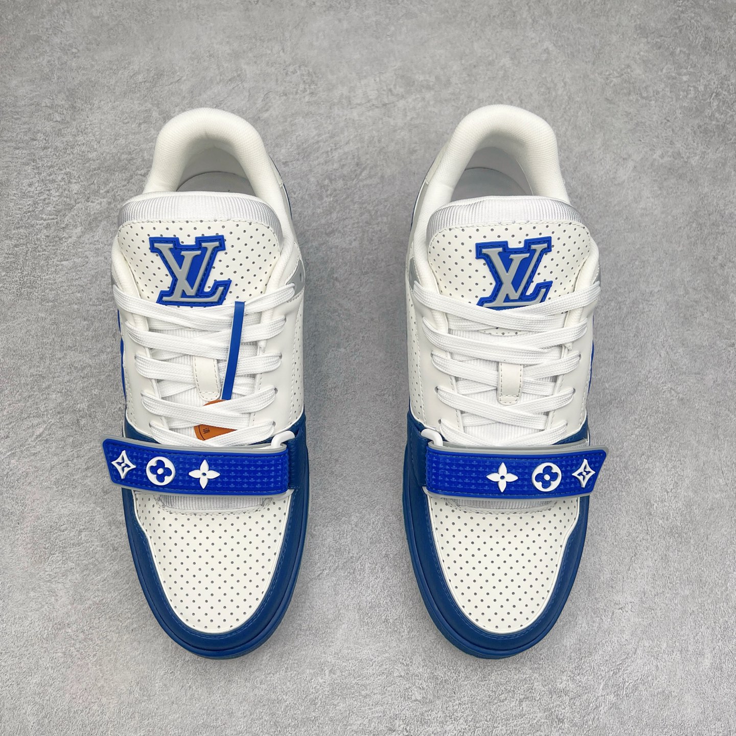 图片[2]-Louis Vuitton Trainer lv时装走秀运动鞋 完美鞋型超高的清洁度 零毛边线头瑕疵 全套原楦原纸版原鞋开模 全网最具灵魂的版型 正确原装黄色鞋盒 正确中底印花 鞋面印花3D高频深度立体 全鞋电脑针车 紧密相连 针距密度一致 环保乳胶注塑鞋垫 厚度脚感还原原版 皮面裁剪部位 统一油边封口工艺 原装橡胶大底含胶量大底组合零偏差 专柜全套包装 防尘袋 说明书 质保卡 男女鞋 尺码：35 36 37 38 39 40 41 42 43 44 45-选品中心