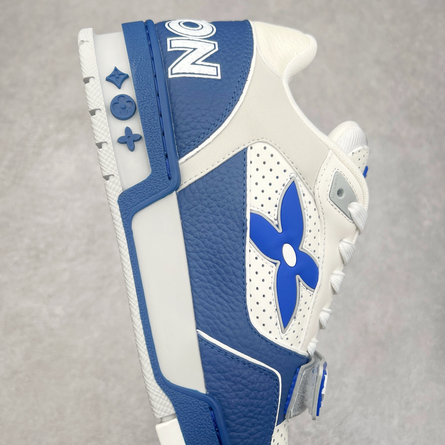 图片[6]-Louis Vuitton Trainer lv时装走秀运动鞋 完美鞋型超高的清洁度 零毛边线头瑕疵 全套原楦原纸版原鞋开模 全网最具灵魂的版型 正确原装黄色鞋盒 正确中底印花 鞋面印花3D高频深度立体 全鞋电脑针车 紧密相连 针距密度一致 环保乳胶注塑鞋垫 厚度脚感还原原版 皮面裁剪部位 统一油边封口工艺 原装橡胶大底含胶量大底组合零偏差 专柜全套包装 防尘袋 说明书 质保卡 男女鞋 尺码：35 36 37 38 39 40 41 42 43 44 45-选品中心