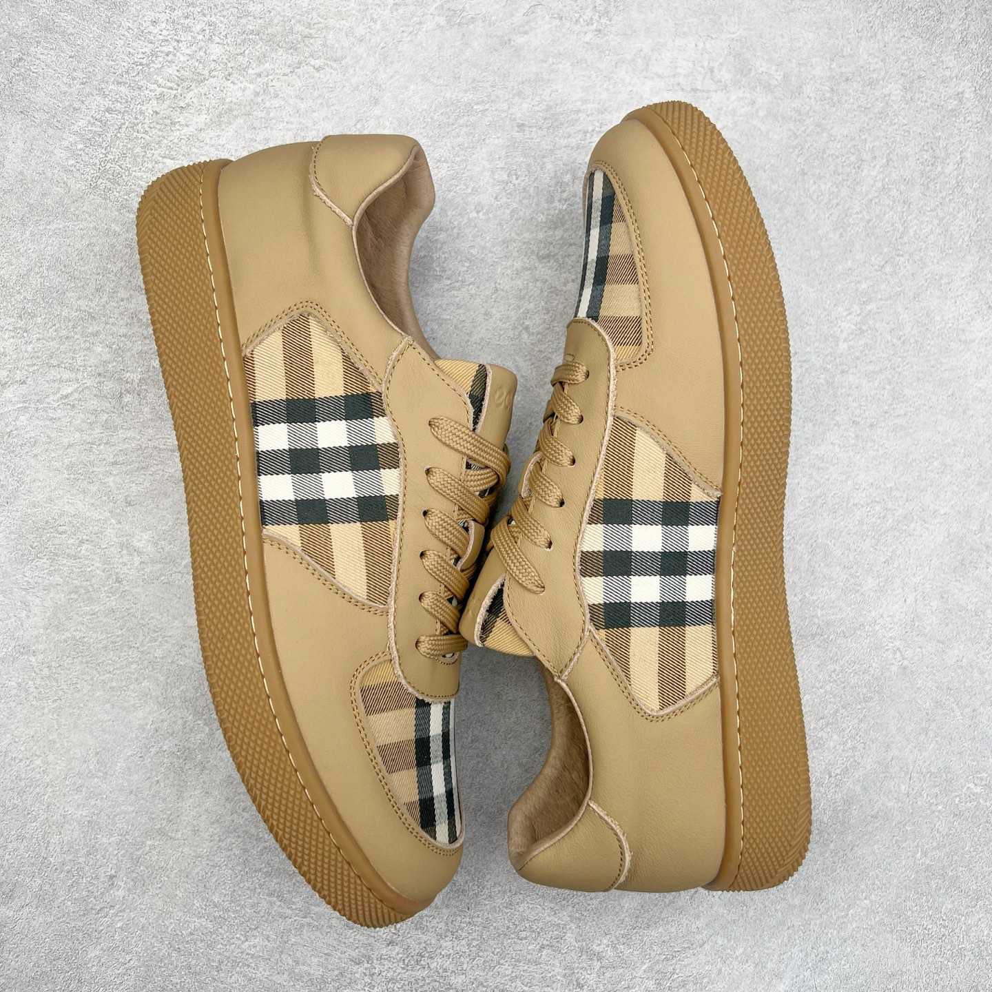 图片[3]-ECCO爱步男士板鞋 轻便休闲鞋拼色潮流街头系列 鞋面采用臻选牛皮与格子布，质感丰富 脚感柔软舒适 将不同元素融入日常穿搭 跨越界限 解锁更多穿搭可能 简约系带风格 紧密贴合不易散落 贴合脚型 中底与大底车缝线加固 合脚稳固 橡胶大底轻盈缓震 舒适回弹 拼接撞色 展现个性风尚 尺码：38 39 40 41 42 43（皮鞋码）-选品中心