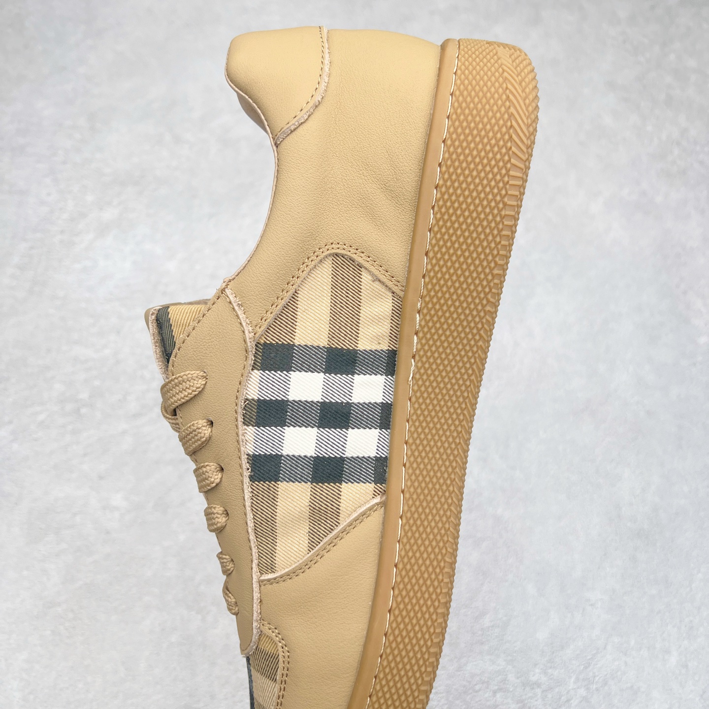 图片[7]-ECCO爱步男士板鞋 轻便休闲鞋拼色潮流街头系列 鞋面采用臻选牛皮与格子布，质感丰富 脚感柔软舒适 将不同元素融入日常穿搭 跨越界限 解锁更多穿搭可能 简约系带风格 紧密贴合不易散落 贴合脚型 中底与大底车缝线加固 合脚稳固 橡胶大底轻盈缓震 舒适回弹 拼接撞色 展现个性风尚 尺码：38 39 40 41 42 43（皮鞋码）-选品中心