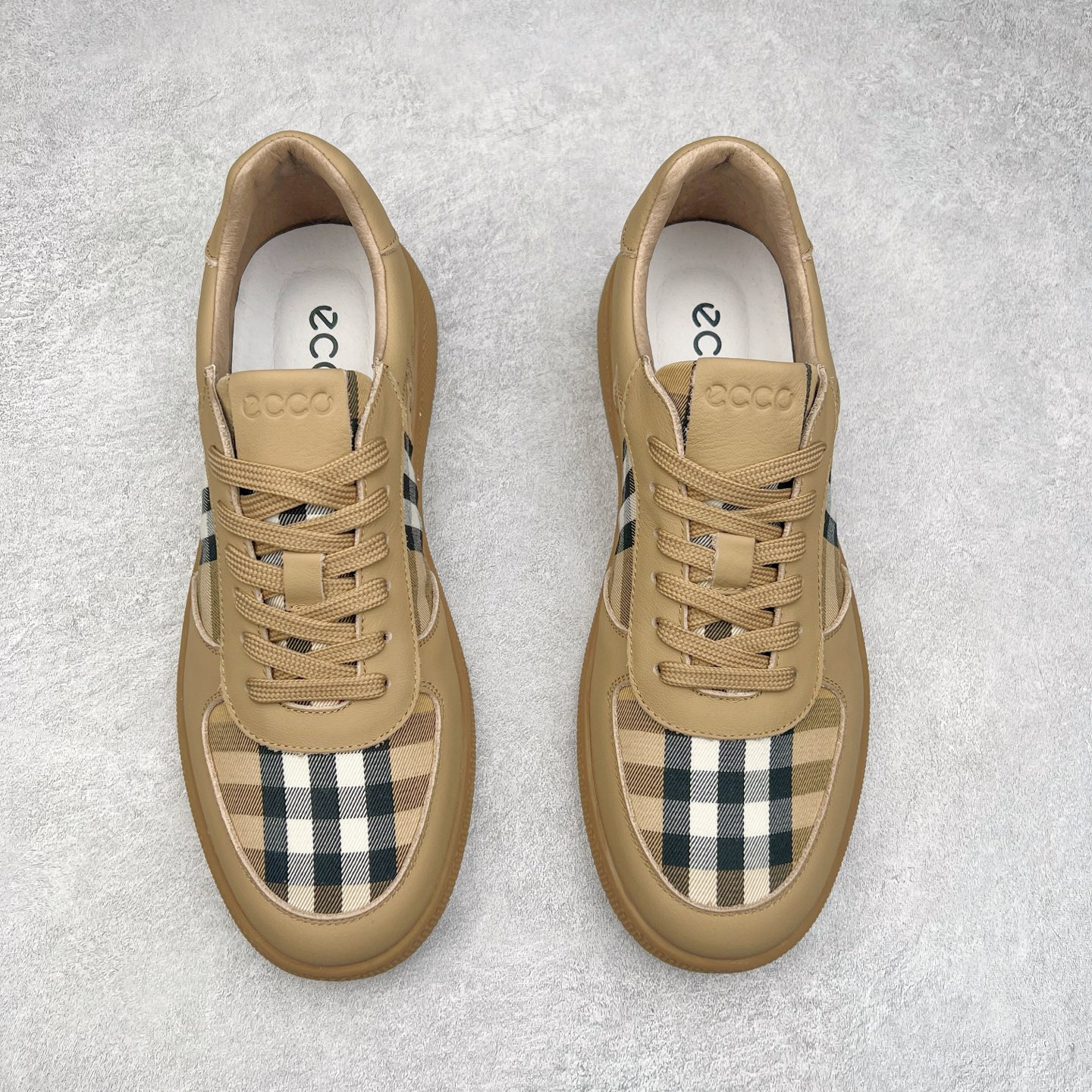图片[2]-ECCO爱步男士板鞋 轻便休闲鞋拼色潮流街头系列 鞋面采用臻选牛皮与格子布，质感丰富 脚感柔软舒适 将不同元素融入日常穿搭 跨越界限 解锁更多穿搭可能 简约系带风格 紧密贴合不易散落 贴合脚型 中底与大底车缝线加固 合脚稳固 橡胶大底轻盈缓震 舒适回弹 拼接撞色 展现个性风尚 尺码：38 39 40 41 42 43（皮鞋码）-选品中心