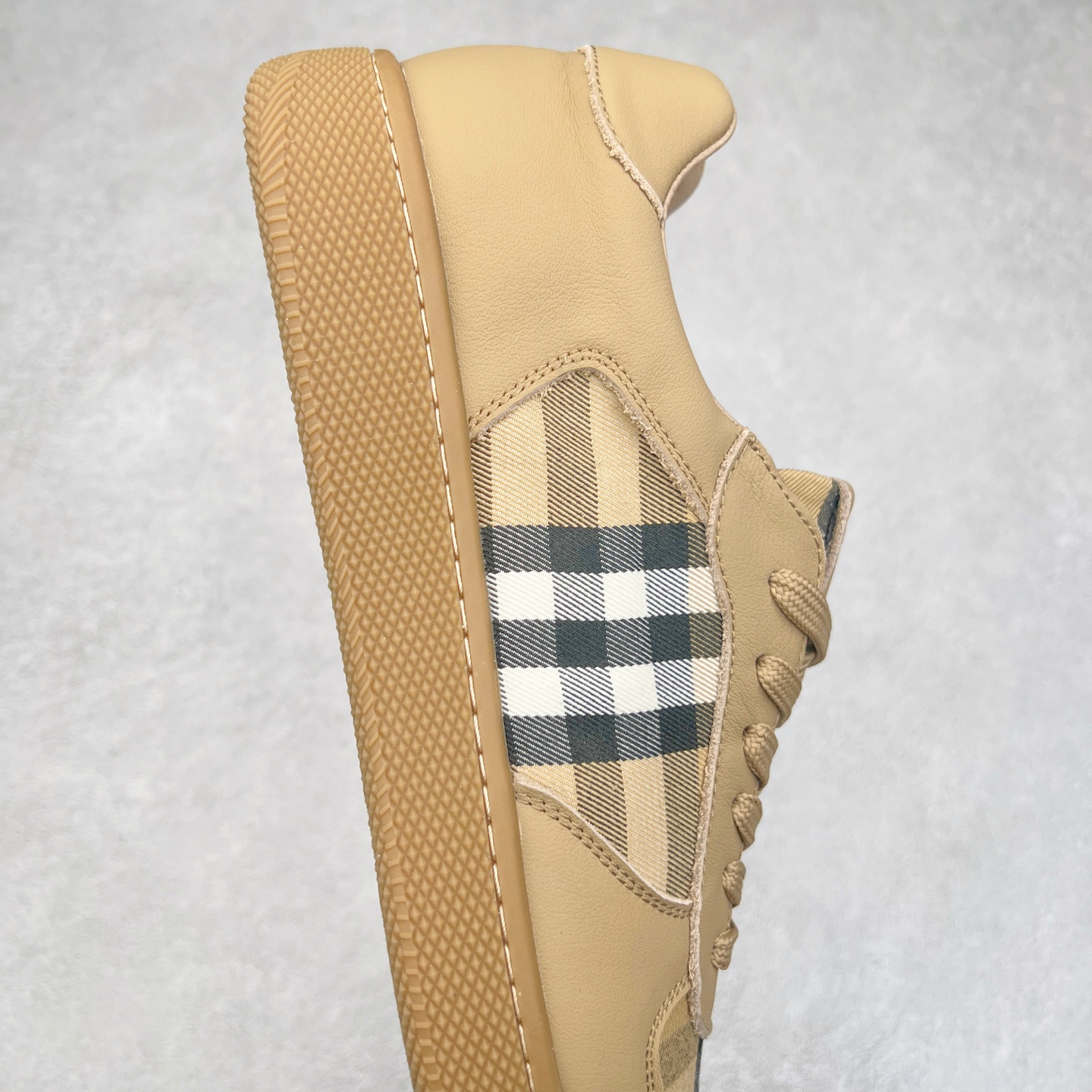 图片[6]-ECCO爱步男士板鞋 轻便休闲鞋拼色潮流街头系列 鞋面采用臻选牛皮与格子布，质感丰富 脚感柔软舒适 将不同元素融入日常穿搭 跨越界限 解锁更多穿搭可能 简约系带风格 紧密贴合不易散落 贴合脚型 中底与大底车缝线加固 合脚稳固 橡胶大底轻盈缓震 舒适回弹 拼接撞色 展现个性风尚 尺码：38 39 40 41 42 43（皮鞋码）-选品中心