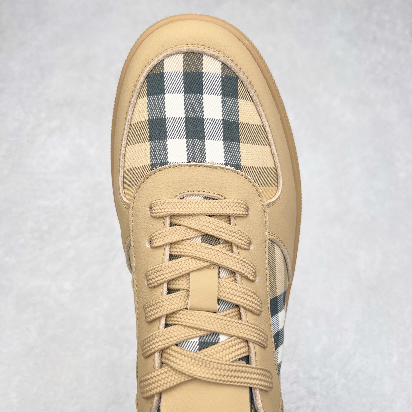 图片[4]-ECCO爱步男士板鞋 轻便休闲鞋拼色潮流街头系列 鞋面采用臻选牛皮与格子布，质感丰富 脚感柔软舒适 将不同元素融入日常穿搭 跨越界限 解锁更多穿搭可能 简约系带风格 紧密贴合不易散落 贴合脚型 中底与大底车缝线加固 合脚稳固 橡胶大底轻盈缓震 舒适回弹 拼接撞色 展现个性风尚 尺码：38 39 40 41 42 43（皮鞋码）-选品中心