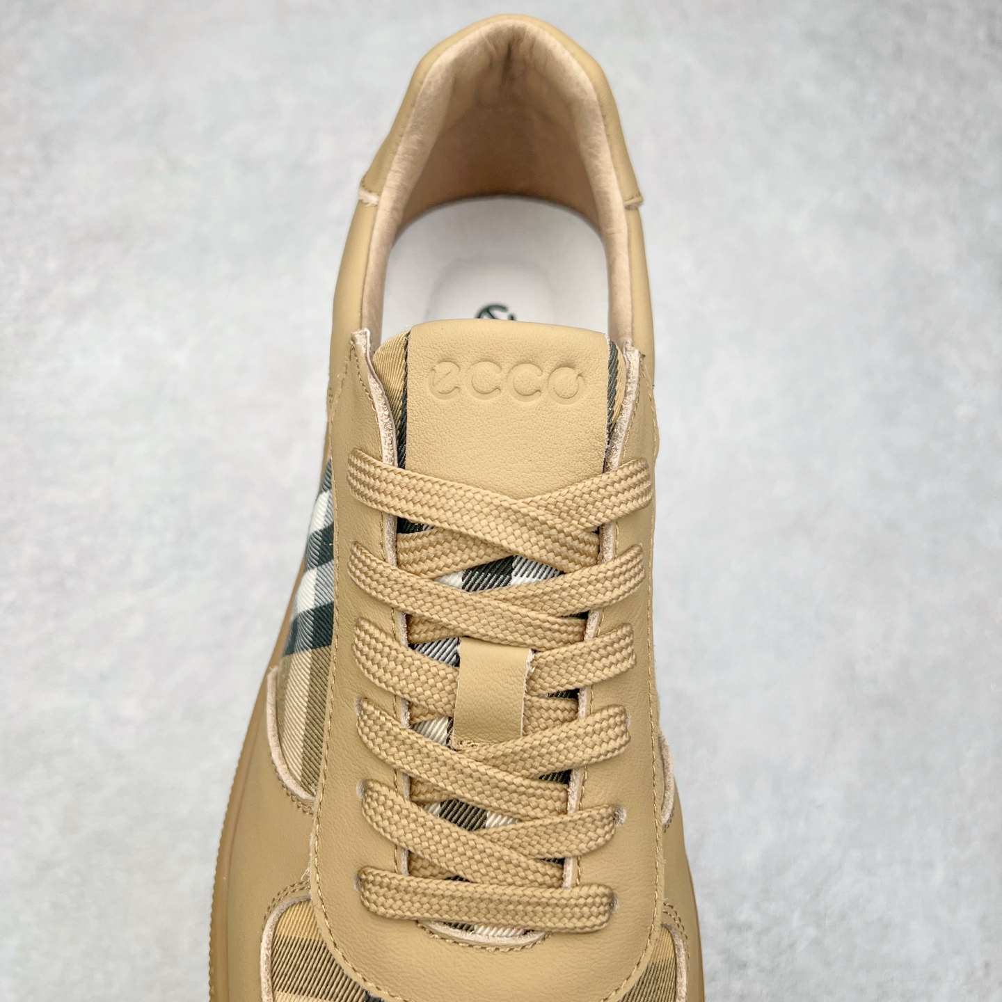 图片[5]-ECCO爱步男士板鞋 轻便休闲鞋拼色潮流街头系列 鞋面采用臻选牛皮与格子布，质感丰富 脚感柔软舒适 将不同元素融入日常穿搭 跨越界限 解锁更多穿搭可能 简约系带风格 紧密贴合不易散落 贴合脚型 中底与大底车缝线加固 合脚稳固 橡胶大底轻盈缓震 舒适回弹 拼接撞色 展现个性风尚 尺码：38 39 40 41 42 43（皮鞋码）-选品中心