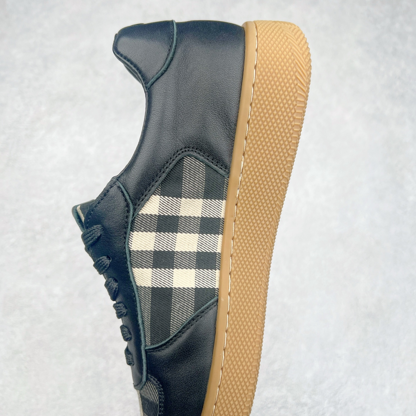 图片[7]-ECCO爱步男士板鞋 轻便休闲鞋拼色潮流街头系列 鞋面采用臻选牛皮与格子布，质感丰富 脚感柔软舒适 将不同元素融入日常穿搭 跨越界限 解锁更多穿搭可能 简约系带风格 紧密贴合不易散落 贴合脚型 中底与大底车缝线加固 合脚稳固 橡胶大底轻盈缓震 舒适回弹 拼接撞色 展现个性风尚 尺码：38 39 40 41 42 43（皮鞋码）-选品中心