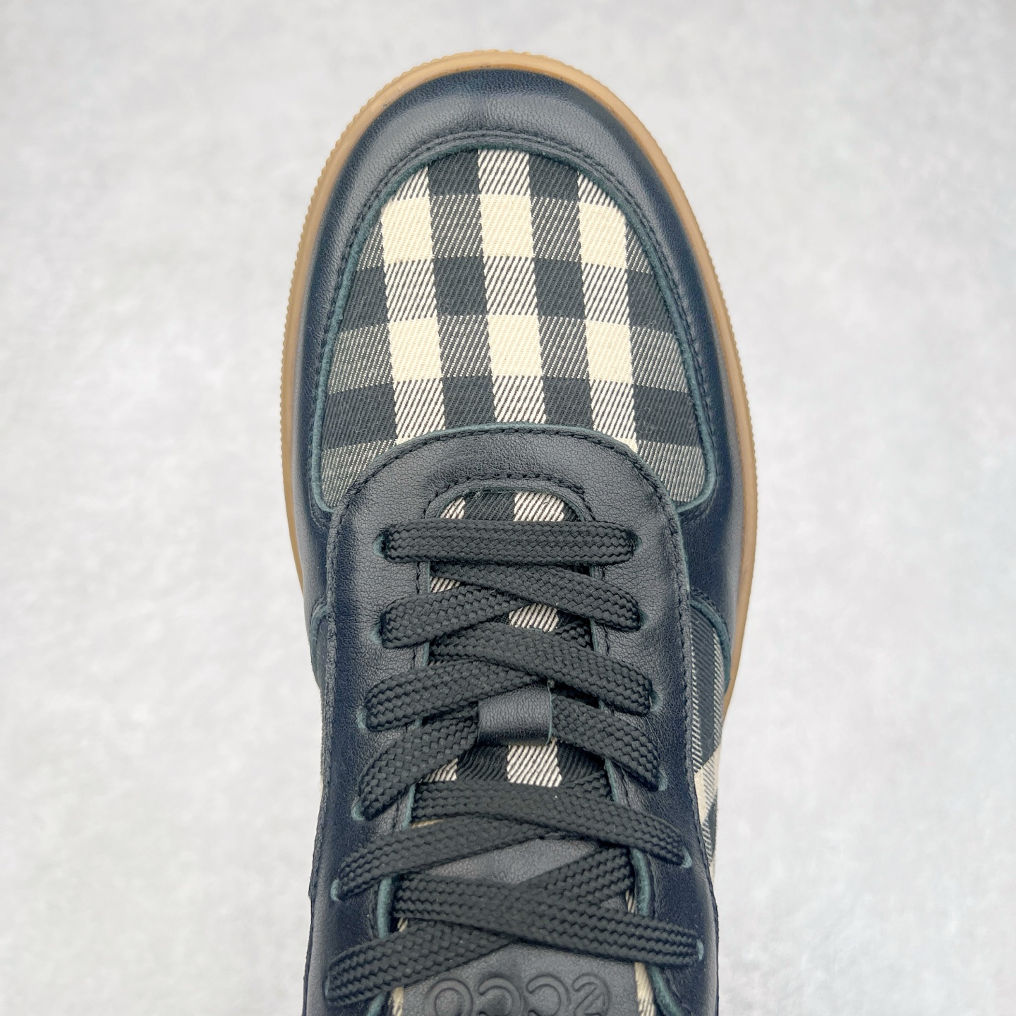 图片[4]-ECCO爱步男士板鞋 轻便休闲鞋拼色潮流街头系列 鞋面采用臻选牛皮与格子布，质感丰富 脚感柔软舒适 将不同元素融入日常穿搭 跨越界限 解锁更多穿搭可能 简约系带风格 紧密贴合不易散落 贴合脚型 中底与大底车缝线加固 合脚稳固 橡胶大底轻盈缓震 舒适回弹 拼接撞色 展现个性风尚 尺码：38 39 40 41 42 43（皮鞋码）-选品中心