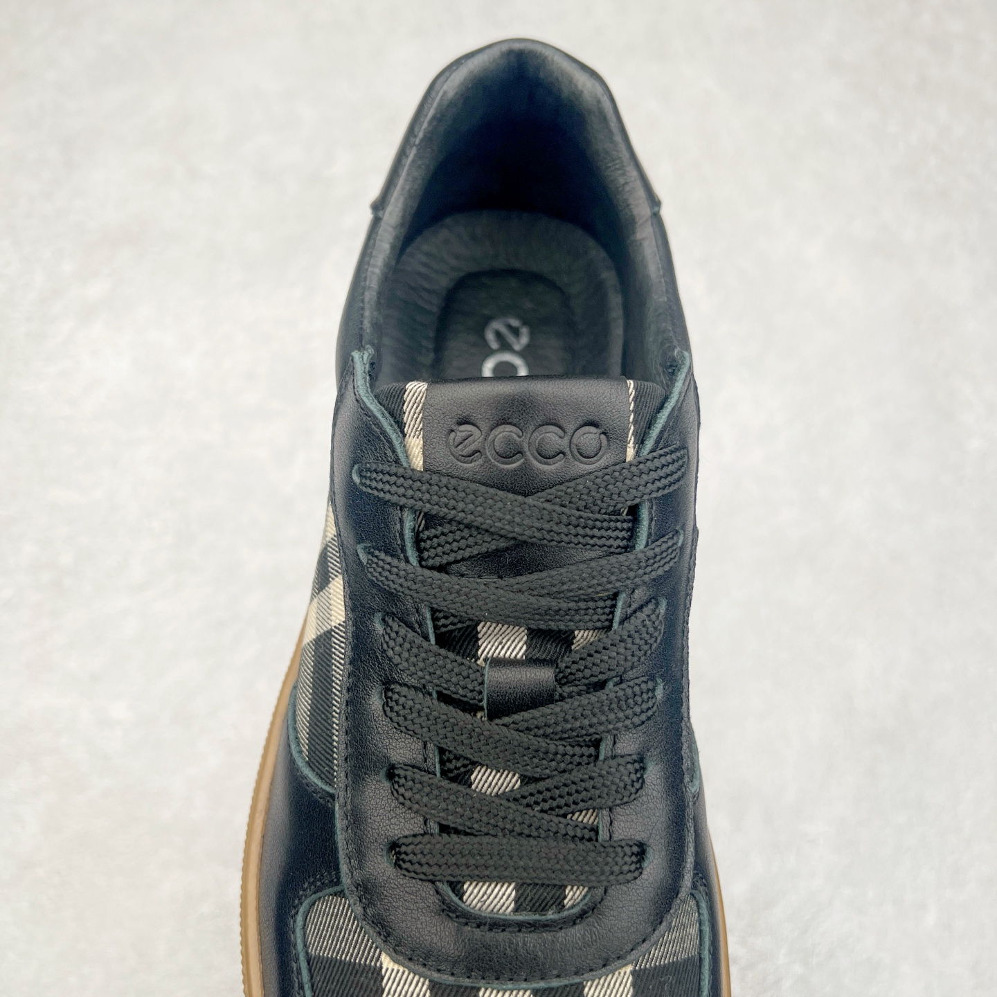 图片[5]-ECCO爱步男士板鞋 轻便休闲鞋拼色潮流街头系列 鞋面采用臻选牛皮与格子布，质感丰富 脚感柔软舒适 将不同元素融入日常穿搭 跨越界限 解锁更多穿搭可能 简约系带风格 紧密贴合不易散落 贴合脚型 中底与大底车缝线加固 合脚稳固 橡胶大底轻盈缓震 舒适回弹 拼接撞色 展现个性风尚 尺码：38 39 40 41 42 43（皮鞋码）-选品中心