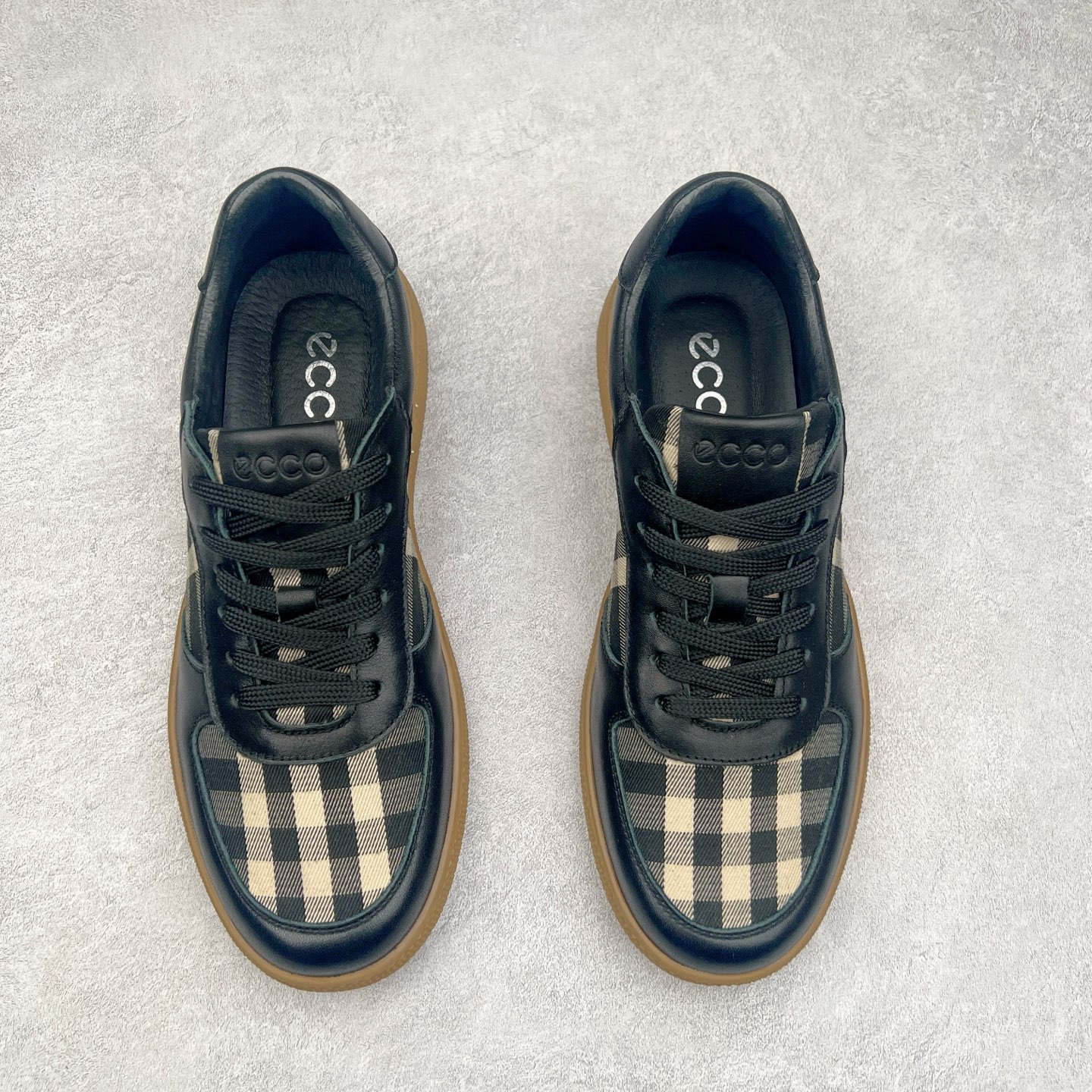 图片[2]-ECCO爱步男士板鞋 轻便休闲鞋拼色潮流街头系列 鞋面采用臻选牛皮与格子布，质感丰富 脚感柔软舒适 将不同元素融入日常穿搭 跨越界限 解锁更多穿搭可能 简约系带风格 紧密贴合不易散落 贴合脚型 中底与大底车缝线加固 合脚稳固 橡胶大底轻盈缓震 舒适回弹 拼接撞色 展现个性风尚 尺码：38 39 40 41 42 43（皮鞋码）-选品中心