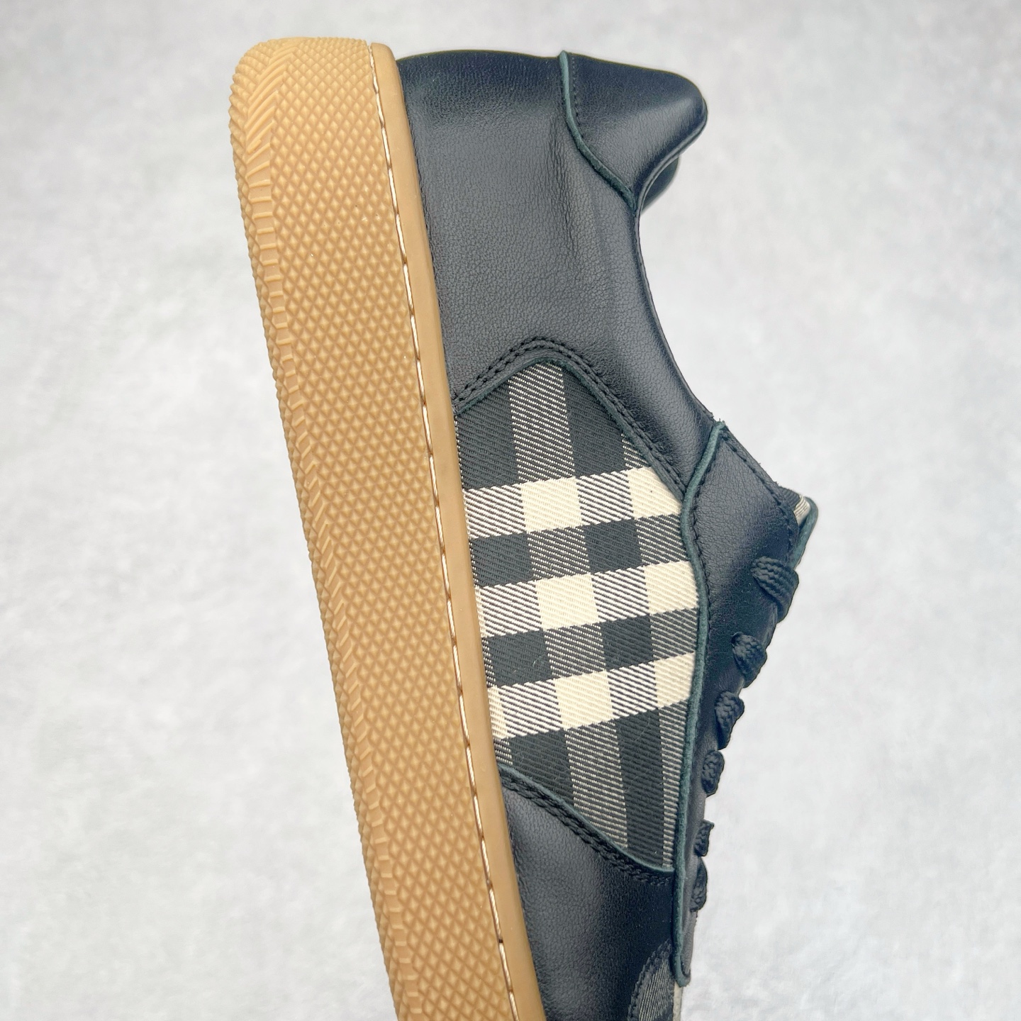 图片[6]-ECCO爱步男士板鞋 轻便休闲鞋拼色潮流街头系列 鞋面采用臻选牛皮与格子布，质感丰富 脚感柔软舒适 将不同元素融入日常穿搭 跨越界限 解锁更多穿搭可能 简约系带风格 紧密贴合不易散落 贴合脚型 中底与大底车缝线加固 合脚稳固 橡胶大底轻盈缓震 舒适回弹 拼接撞色 展现个性风尚 尺码：38 39 40 41 42 43（皮鞋码）-选品中心