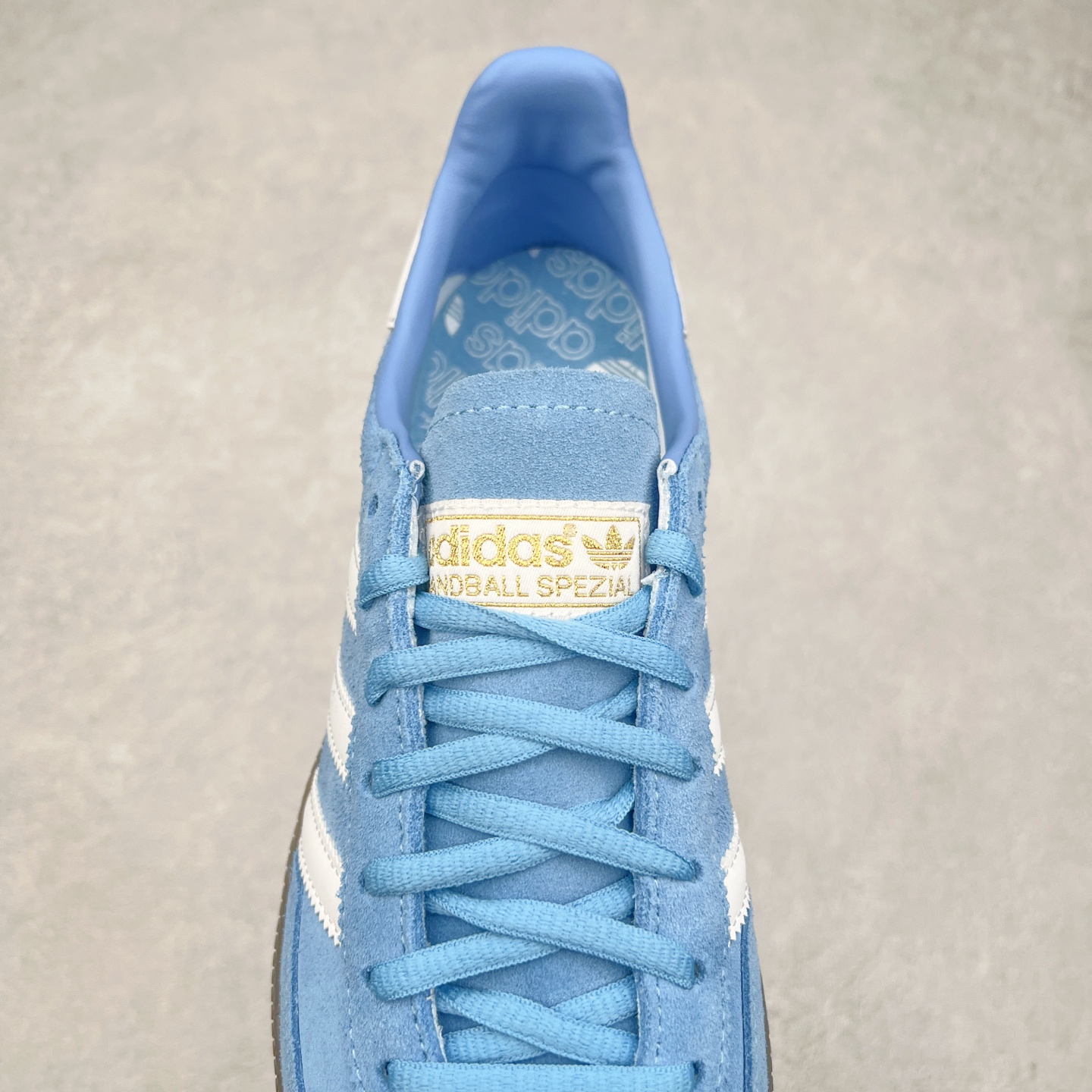 图片[5]-＃TG AD Originals Handball SPZL 手球运动员系列百搭休闲运动板鞋 BD7632 这款来自阿迪达斯的这款HANDBALL SPZL前身是一双手球运动鞋，这一次拿来复刻，所以鞋面的主要色彩选用了黑色， 鞋面外侧除了Spezial字母之外还有三叶草标志。Handball SPZL作为复古手球训练鞋与作为室内足球鞋的Samba有着异曲同工之处，但是质感更为出众的鞋身以及丰富的配色选择比起Samba来讲可以说是更胜一筹了！尺码：36 36⅔ 37⅓ 38 38⅔ 39⅓ 40 40⅔ 41⅓ 42 42⅔ 43⅓ 44⅔ 45-选品中心