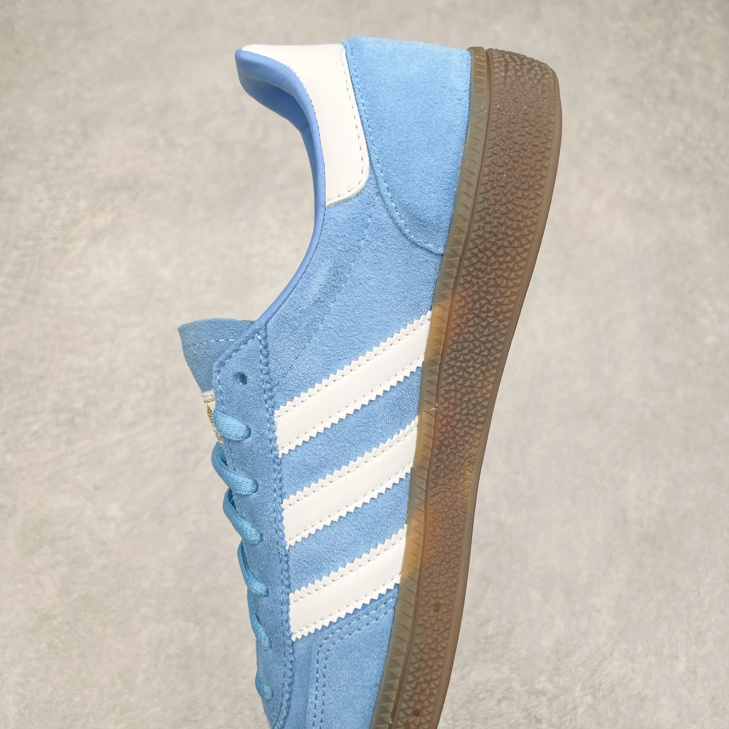 图片[7]-＃TG AD Originals Handball SPZL 手球运动员系列百搭休闲运动板鞋 BD7632 这款来自阿迪达斯的这款HANDBALL SPZL前身是一双手球运动鞋，这一次拿来复刻，所以鞋面的主要色彩选用了黑色， 鞋面外侧除了Spezial字母之外还有三叶草标志。Handball SPZL作为复古手球训练鞋与作为室内足球鞋的Samba有着异曲同工之处，但是质感更为出众的鞋身以及丰富的配色选择比起Samba来讲可以说是更胜一筹了！尺码：36 36⅔ 37⅓ 38 38⅔ 39⅓ 40 40⅔ 41⅓ 42 42⅔ 43⅓ 44⅔ 45-选品中心