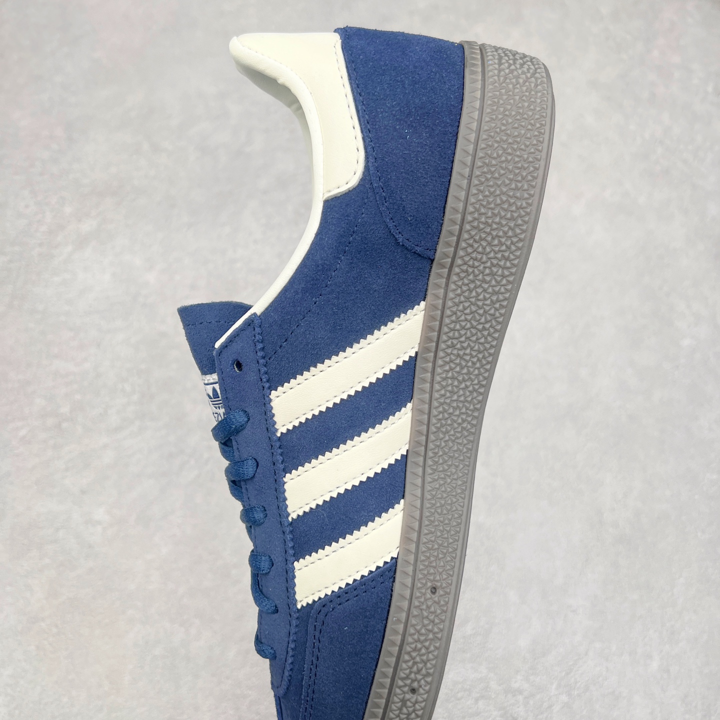 图片[7]-＃TG AD Originals Handball SPZL 手球运动员系列百搭休闲运动板鞋 IF7807 这款来自阿迪达斯的这款HANDBALL SPZL前身是一双手球运动鞋，这一次拿来复刻，所以鞋面的主要色彩选用了黑色， 鞋面外侧除了Spezial字母之外还有三叶草标志。Handball SPZL作为复古手球训练鞋与作为室内足球鞋的Samba有着异曲同工之处，但是质感更为出众的鞋身以及丰富的配色选择比起Samba来讲可以说是更胜一筹了！尺码：36 36⅔ 37⅓ 38 38⅔ 39⅓ 40 40⅔ 41⅓ 42 42⅔ 43⅓ 44⅔ 45-选品中心