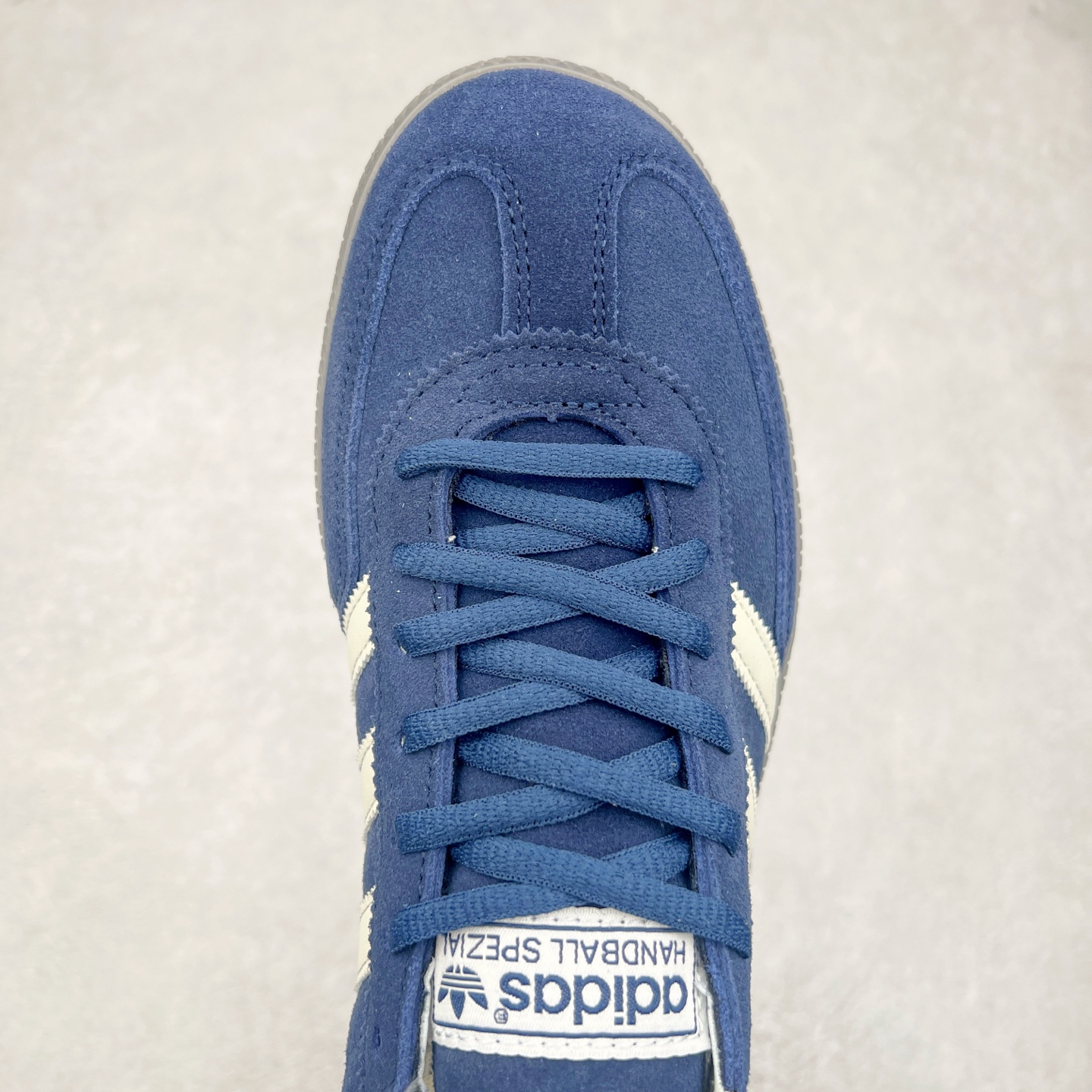 图片[4]-＃TG AD Originals Handball SPZL 手球运动员系列百搭休闲运动板鞋 IF7807 这款来自阿迪达斯的这款HANDBALL SPZL前身是一双手球运动鞋，这一次拿来复刻，所以鞋面的主要色彩选用了黑色， 鞋面外侧除了Spezial字母之外还有三叶草标志。Handball SPZL作为复古手球训练鞋与作为室内足球鞋的Samba有着异曲同工之处，但是质感更为出众的鞋身以及丰富的配色选择比起Samba来讲可以说是更胜一筹了！尺码：36 36⅔ 37⅓ 38 38⅔ 39⅓ 40 40⅔ 41⅓ 42 42⅔ 43⅓ 44⅔ 45-选品中心