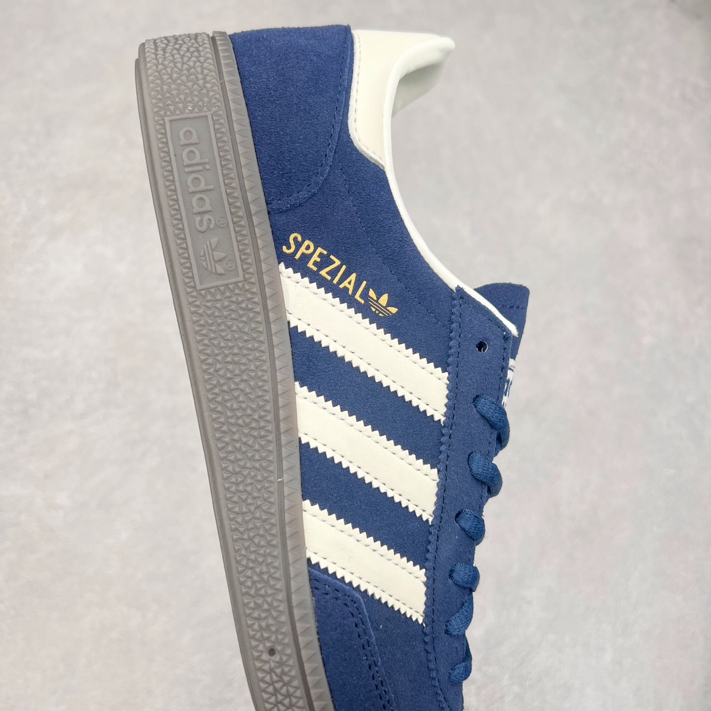 图片[6]-＃TG AD Originals Handball SPZL 手球运动员系列百搭休闲运动板鞋 IF7807 这款来自阿迪达斯的这款HANDBALL SPZL前身是一双手球运动鞋，这一次拿来复刻，所以鞋面的主要色彩选用了黑色， 鞋面外侧除了Spezial字母之外还有三叶草标志。Handball SPZL作为复古手球训练鞋与作为室内足球鞋的Samba有着异曲同工之处，但是质感更为出众的鞋身以及丰富的配色选择比起Samba来讲可以说是更胜一筹了！尺码：36 36⅔ 37⅓ 38 38⅔ 39⅓ 40 40⅔ 41⅓ 42 42⅔ 43⅓ 44⅔ 45-选品中心