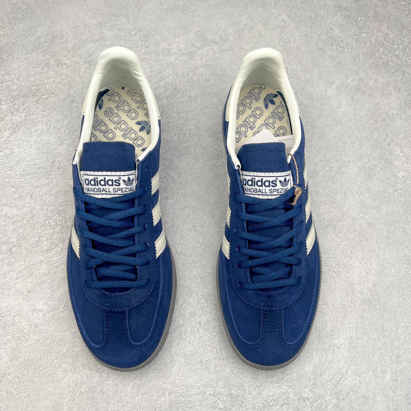 图片[2]-＃TG AD Originals Handball SPZL 手球运动员系列百搭休闲运动板鞋 IF7807 这款来自阿迪达斯的这款HANDBALL SPZL前身是一双手球运动鞋，这一次拿来复刻，所以鞋面的主要色彩选用了黑色， 鞋面外侧除了Spezial字母之外还有三叶草标志。Handball SPZL作为复古手球训练鞋与作为室内足球鞋的Samba有着异曲同工之处，但是质感更为出众的鞋身以及丰富的配色选择比起Samba来讲可以说是更胜一筹了！尺码：36 36⅔ 37⅓ 38 38⅔ 39⅓ 40 40⅔ 41⅓ 42 42⅔ 43⅓ 44⅔ 45-选品中心