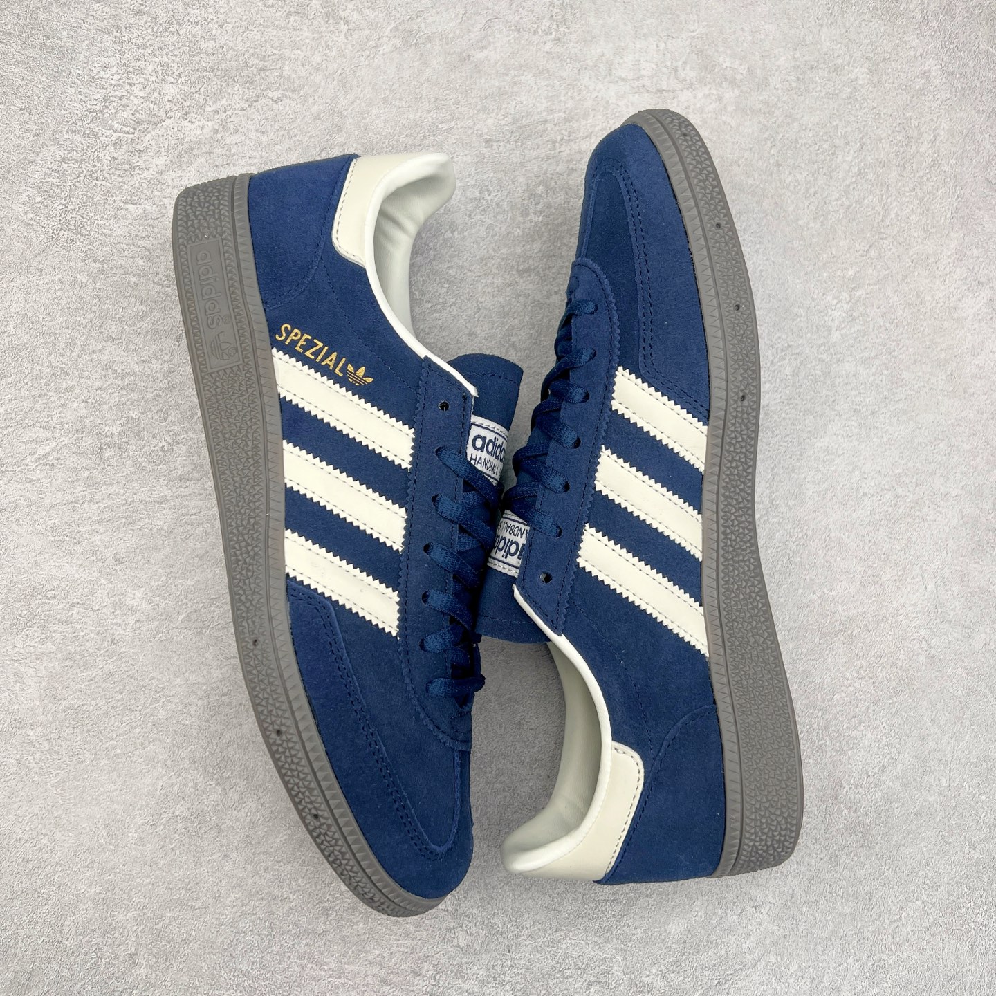 图片[3]-＃TG AD Originals Handball SPZL 手球运动员系列百搭休闲运动板鞋 IF7807 这款来自阿迪达斯的这款HANDBALL SPZL前身是一双手球运动鞋，这一次拿来复刻，所以鞋面的主要色彩选用了黑色， 鞋面外侧除了Spezial字母之外还有三叶草标志。Handball SPZL作为复古手球训练鞋与作为室内足球鞋的Samba有着异曲同工之处，但是质感更为出众的鞋身以及丰富的配色选择比起Samba来讲可以说是更胜一筹了！尺码：36 36⅔ 37⅓ 38 38⅔ 39⅓ 40 40⅔ 41⅓ 42 42⅔ 43⅓ 44⅔ 45-选品中心