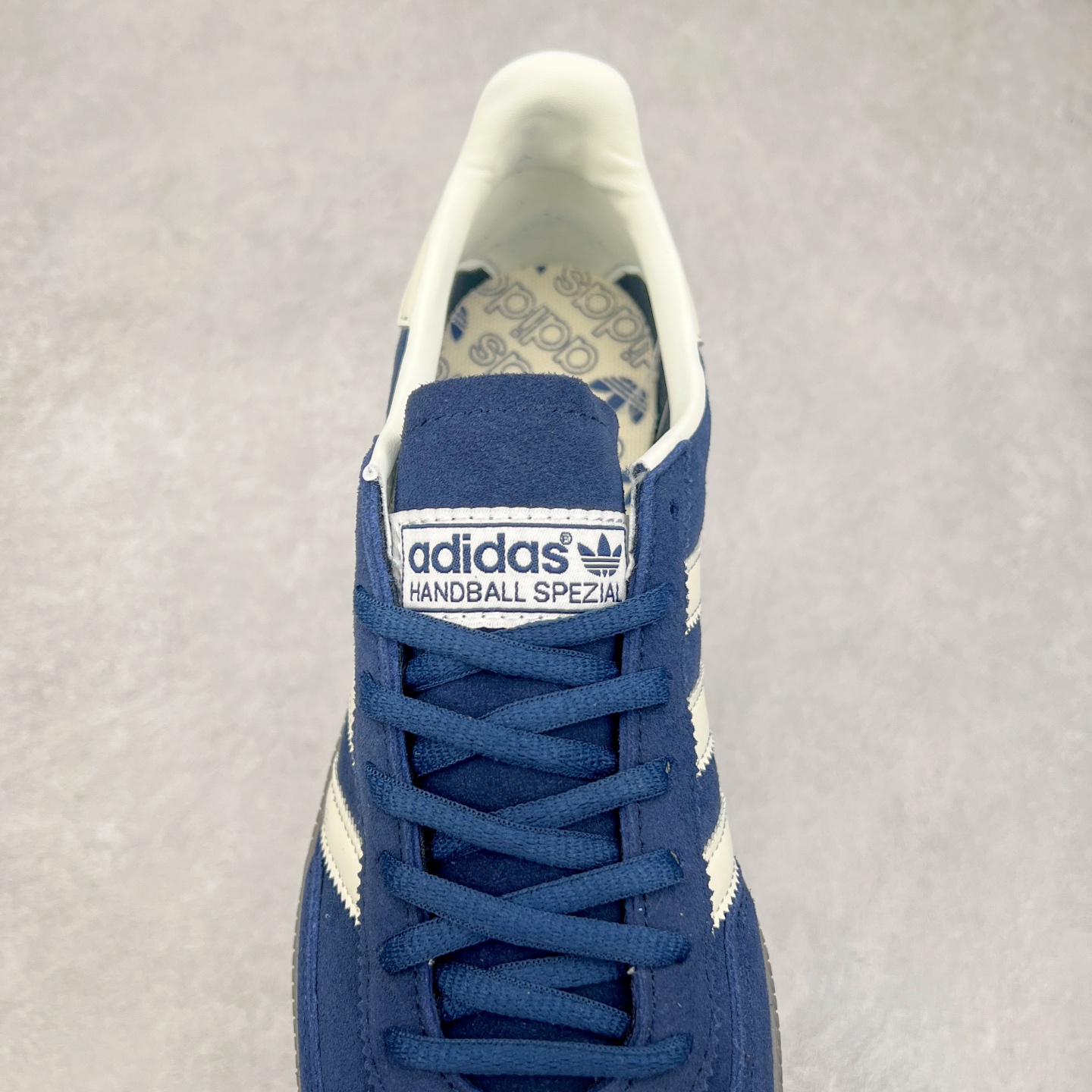 图片[5]-＃TG AD Originals Handball SPZL 手球运动员系列百搭休闲运动板鞋 IF7807 这款来自阿迪达斯的这款HANDBALL SPZL前身是一双手球运动鞋，这一次拿来复刻，所以鞋面的主要色彩选用了黑色， 鞋面外侧除了Spezial字母之外还有三叶草标志。Handball SPZL作为复古手球训练鞋与作为室内足球鞋的Samba有着异曲同工之处，但是质感更为出众的鞋身以及丰富的配色选择比起Samba来讲可以说是更胜一筹了！尺码：36 36⅔ 37⅓ 38 38⅔ 39⅓ 40 40⅔ 41⅓ 42 42⅔ 43⅓ 44⅔ 45-选品中心