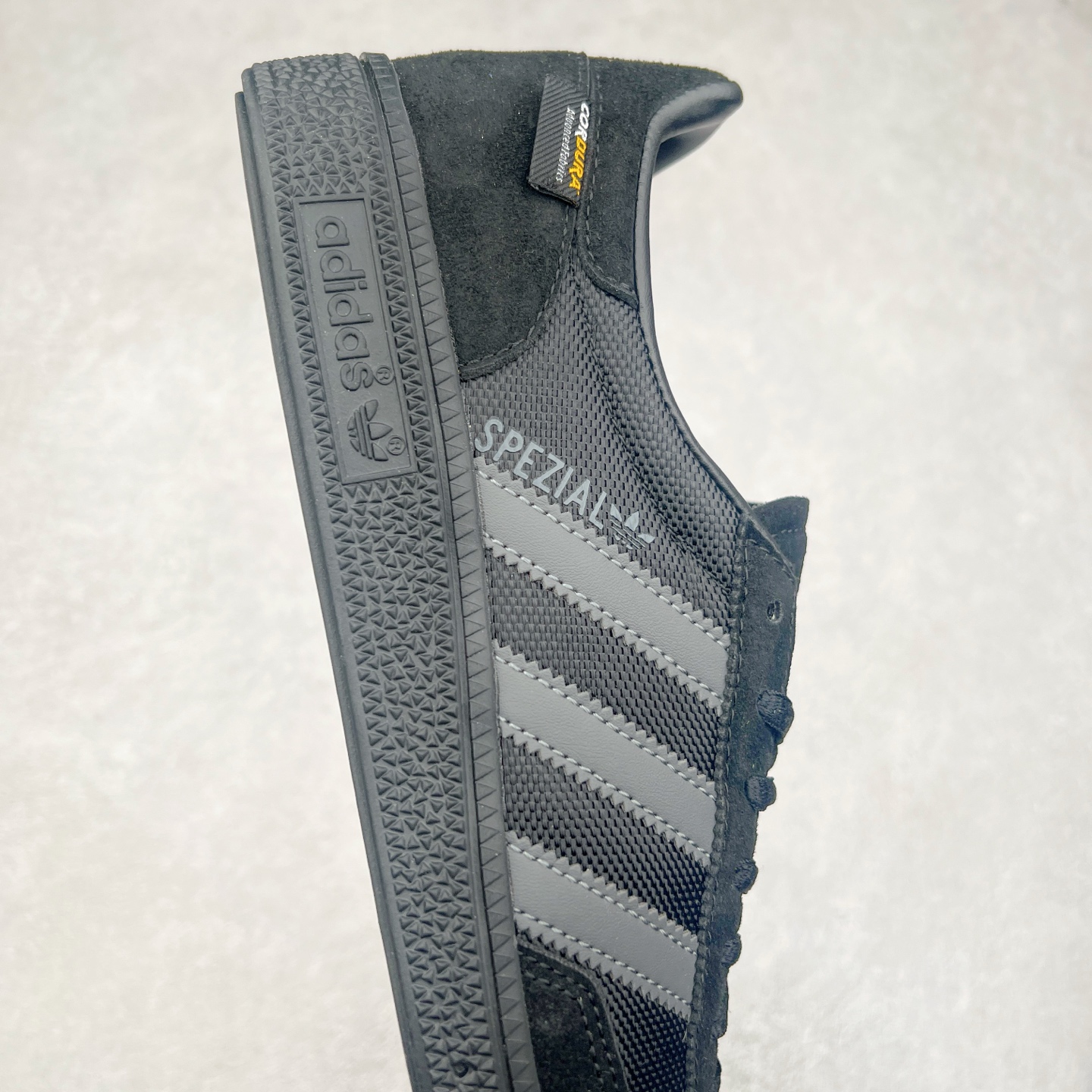 图片[6]-＃TG AD Originals Handball SPZL 手球运动员系列百搭休闲运动板鞋 IE6603 这款来自阿迪达斯的这款HANDBALL SPZL前身是一双手球运动鞋，这一次拿来复刻，所以鞋面的主要色彩选用了黑色， 鞋面外侧除了Spezial字母之外还有三叶草标志。Handball SPZL作为复古手球训练鞋与作为室内足球鞋的Samba有着异曲同工之处，但是质感更为出众的鞋身以及丰富的配色选择比起Samba来讲可以说是更胜一筹了！尺码：36 36⅔ 37⅓ 38 38⅔ 39⅓ 40 40⅔ 41⅓ 42 42⅔ 43⅓ 44⅔ 45-选品中心