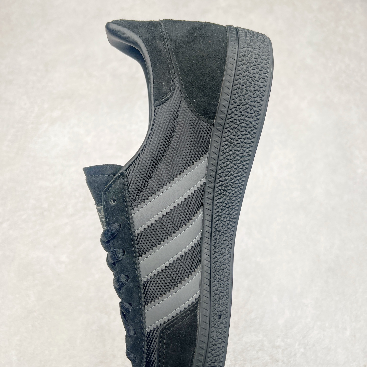 图片[7]-＃TG AD Originals Handball SPZL 手球运动员系列百搭休闲运动板鞋 IE6603 这款来自阿迪达斯的这款HANDBALL SPZL前身是一双手球运动鞋，这一次拿来复刻，所以鞋面的主要色彩选用了黑色， 鞋面外侧除了Spezial字母之外还有三叶草标志。Handball SPZL作为复古手球训练鞋与作为室内足球鞋的Samba有着异曲同工之处，但是质感更为出众的鞋身以及丰富的配色选择比起Samba来讲可以说是更胜一筹了！尺码：36 36⅔ 37⅓ 38 38⅔ 39⅓ 40 40⅔ 41⅓ 42 42⅔ 43⅓ 44⅔ 45-选品中心