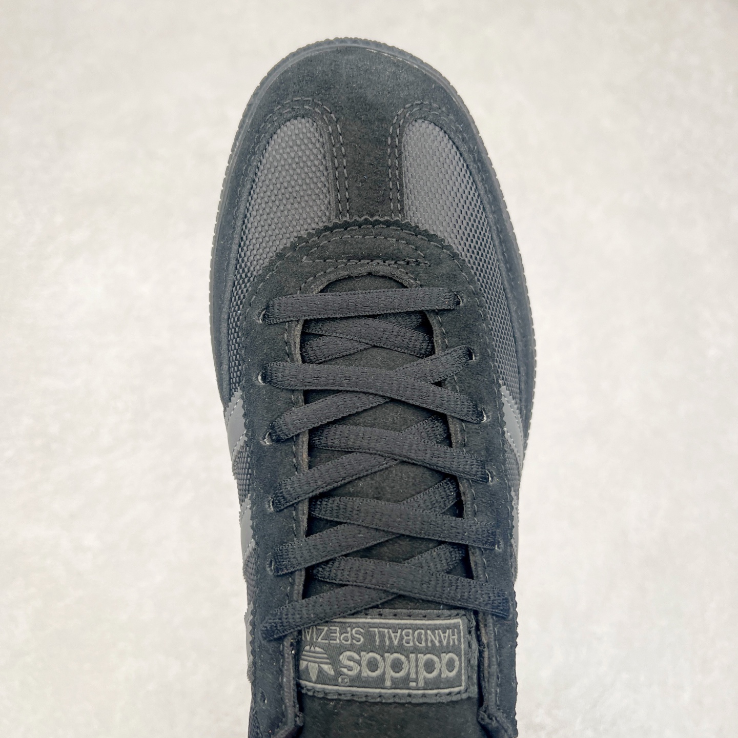 图片[4]-＃TG AD Originals Handball SPZL 手球运动员系列百搭休闲运动板鞋 IE6603 这款来自阿迪达斯的这款HANDBALL SPZL前身是一双手球运动鞋，这一次拿来复刻，所以鞋面的主要色彩选用了黑色， 鞋面外侧除了Spezial字母之外还有三叶草标志。Handball SPZL作为复古手球训练鞋与作为室内足球鞋的Samba有着异曲同工之处，但是质感更为出众的鞋身以及丰富的配色选择比起Samba来讲可以说是更胜一筹了！尺码：36 36⅔ 37⅓ 38 38⅔ 39⅓ 40 40⅔ 41⅓ 42 42⅔ 43⅓ 44⅔ 45-选品中心