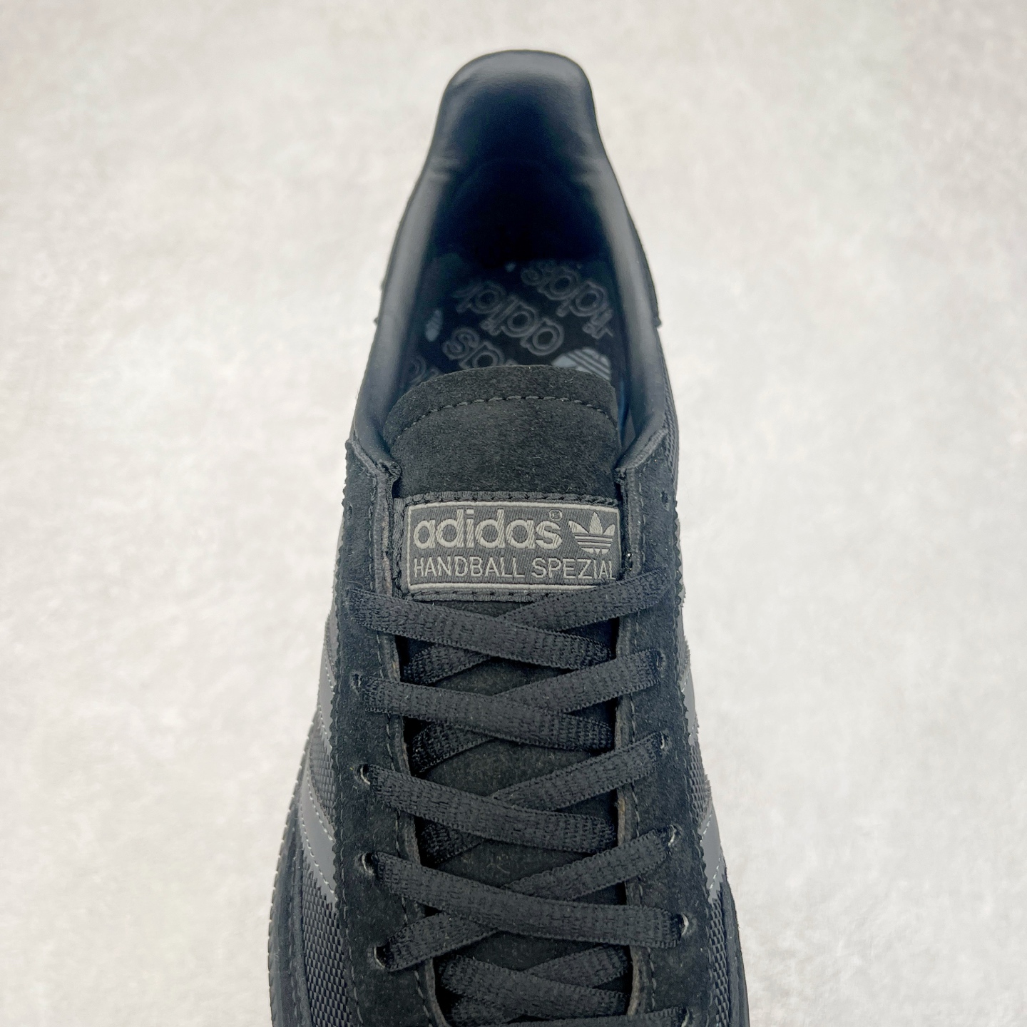 图片[5]-＃TG AD Originals Handball SPZL 手球运动员系列百搭休闲运动板鞋 IE6603 这款来自阿迪达斯的这款HANDBALL SPZL前身是一双手球运动鞋，这一次拿来复刻，所以鞋面的主要色彩选用了黑色， 鞋面外侧除了Spezial字母之外还有三叶草标志。Handball SPZL作为复古手球训练鞋与作为室内足球鞋的Samba有着异曲同工之处，但是质感更为出众的鞋身以及丰富的配色选择比起Samba来讲可以说是更胜一筹了！尺码：36 36⅔ 37⅓ 38 38⅔ 39⅓ 40 40⅔ 41⅓ 42 42⅔ 43⅓ 44⅔ 45-选品中心