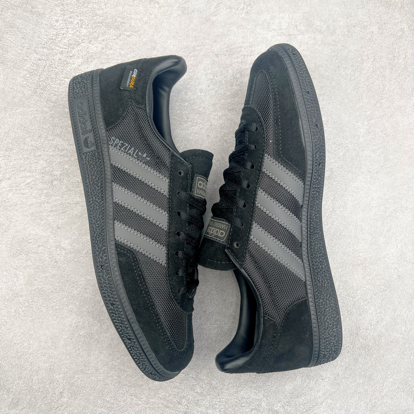 图片[3]-＃TG AD Originals Handball SPZL 手球运动员系列百搭休闲运动板鞋 IE6603 这款来自阿迪达斯的这款HANDBALL SPZL前身是一双手球运动鞋，这一次拿来复刻，所以鞋面的主要色彩选用了黑色， 鞋面外侧除了Spezial字母之外还有三叶草标志。Handball SPZL作为复古手球训练鞋与作为室内足球鞋的Samba有着异曲同工之处，但是质感更为出众的鞋身以及丰富的配色选择比起Samba来讲可以说是更胜一筹了！尺码：36 36⅔ 37⅓ 38 38⅔ 39⅓ 40 40⅔ 41⅓ 42 42⅔ 43⅓ 44⅔ 45-选品中心