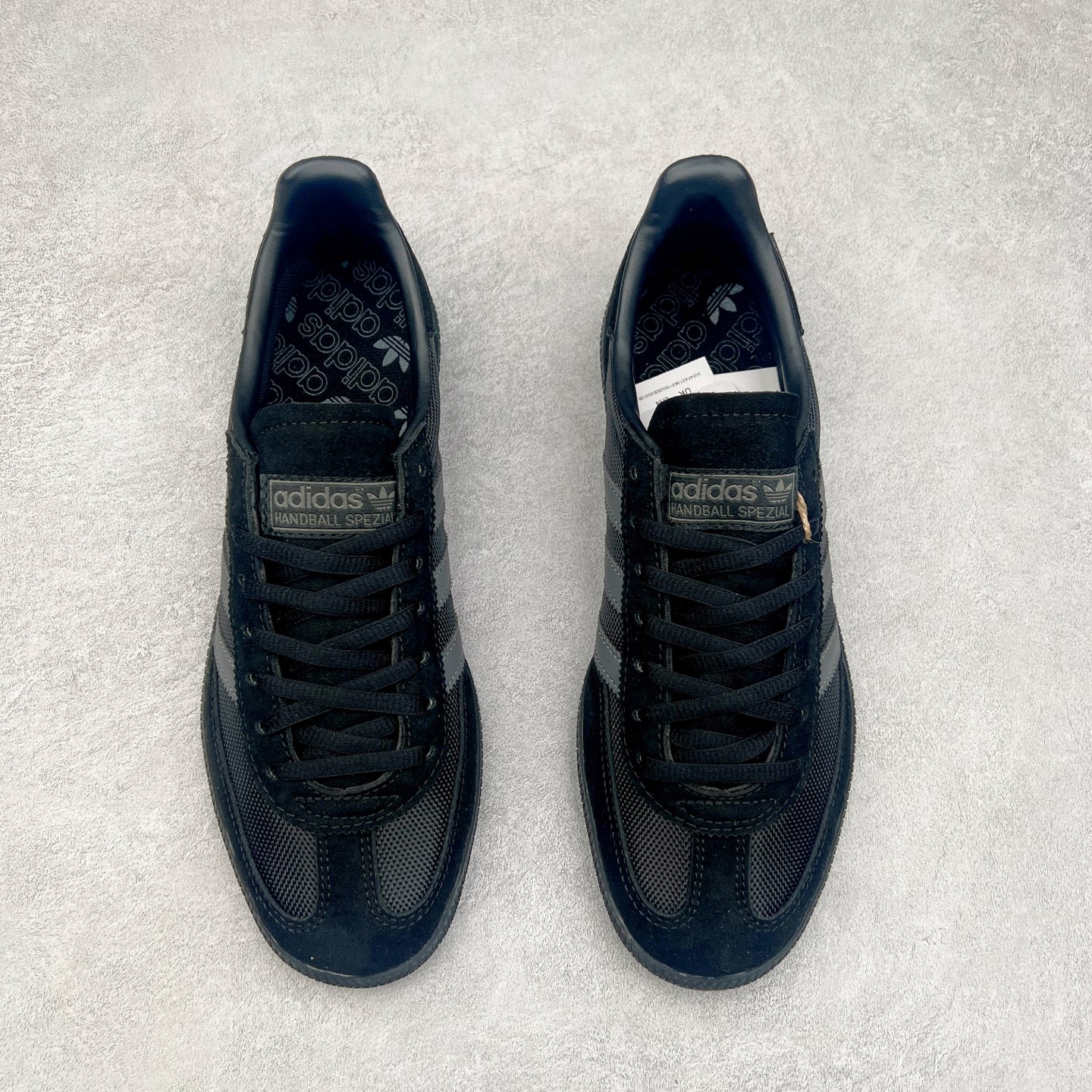图片[2]-＃TG AD Originals Handball SPZL 手球运动员系列百搭休闲运动板鞋 IE6603 这款来自阿迪达斯的这款HANDBALL SPZL前身是一双手球运动鞋，这一次拿来复刻，所以鞋面的主要色彩选用了黑色， 鞋面外侧除了Spezial字母之外还有三叶草标志。Handball SPZL作为复古手球训练鞋与作为室内足球鞋的Samba有着异曲同工之处，但是质感更为出众的鞋身以及丰富的配色选择比起Samba来讲可以说是更胜一筹了！尺码：36 36⅔ 37⅓ 38 38⅔ 39⅓ 40 40⅔ 41⅓ 42 42⅔ 43⅓ 44⅔ 45-选品中心