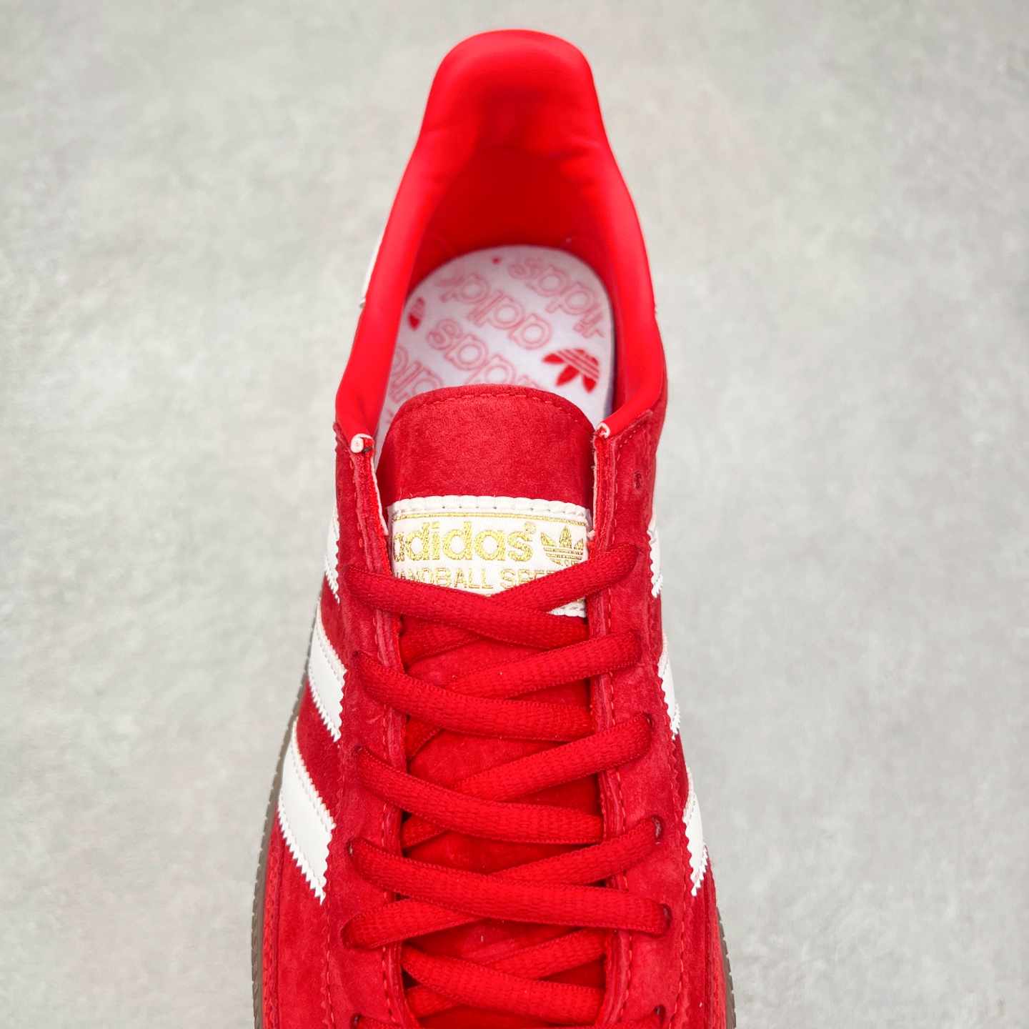 图片[5]-＃TG AD Originals Handball SPZL 手球运动员系列百搭休闲运动板鞋 FV1227 这款来自阿迪达斯的这款HANDBALL SPZL前身是一双手球运动鞋，这一次拿来复刻，所以鞋面的主要色彩选用了黑色， 鞋面外侧除了Spezial字母之外还有三叶草标志。Handball SPZL作为复古手球训练鞋与作为室内足球鞋的Samba有着异曲同工之处，但是质感更为出众的鞋身以及丰富的配色选择比起Samba来讲可以说是更胜一筹了！尺码：36 36⅔ 37⅓ 38 38⅔ 39⅓ 40 40⅔ 41⅓ 42 42⅔ 43⅓ 44⅔ 45-选品中心