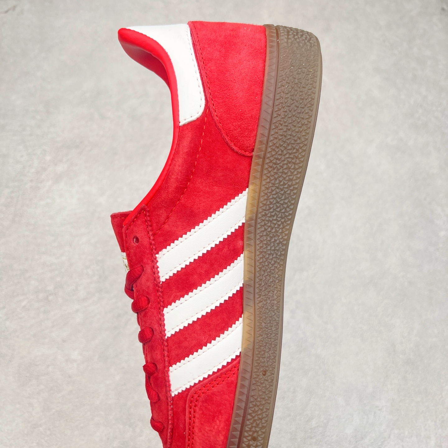 图片[7]-＃TG AD Originals Handball SPZL 手球运动员系列百搭休闲运动板鞋 FV1227 这款来自阿迪达斯的这款HANDBALL SPZL前身是一双手球运动鞋，这一次拿来复刻，所以鞋面的主要色彩选用了黑色， 鞋面外侧除了Spezial字母之外还有三叶草标志。Handball SPZL作为复古手球训练鞋与作为室内足球鞋的Samba有着异曲同工之处，但是质感更为出众的鞋身以及丰富的配色选择比起Samba来讲可以说是更胜一筹了！尺码：36 36⅔ 37⅓ 38 38⅔ 39⅓ 40 40⅔ 41⅓ 42 42⅔ 43⅓ 44⅔ 45-选品中心