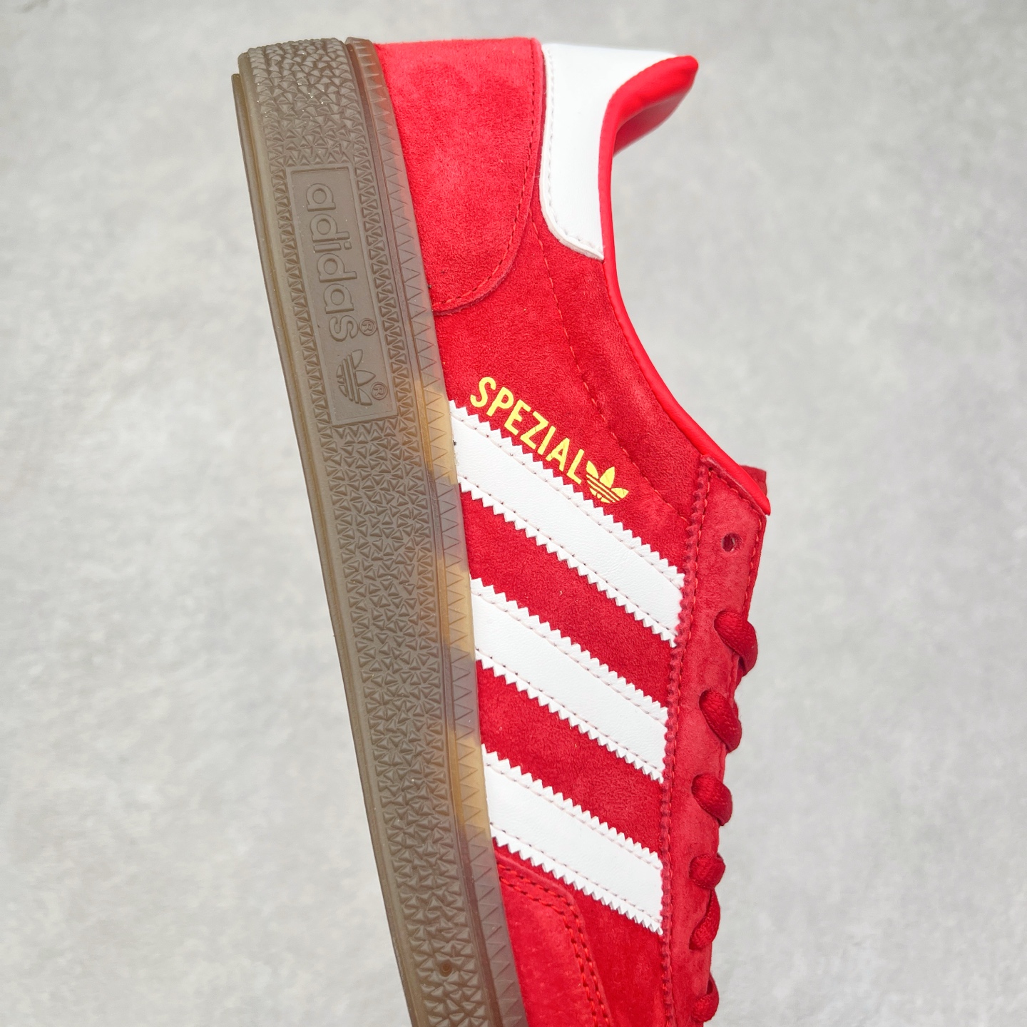 图片[6]-＃TG AD Originals Handball SPZL 手球运动员系列百搭休闲运动板鞋 FV1227 这款来自阿迪达斯的这款HANDBALL SPZL前身是一双手球运动鞋，这一次拿来复刻，所以鞋面的主要色彩选用了黑色， 鞋面外侧除了Spezial字母之外还有三叶草标志。Handball SPZL作为复古手球训练鞋与作为室内足球鞋的Samba有着异曲同工之处，但是质感更为出众的鞋身以及丰富的配色选择比起Samba来讲可以说是更胜一筹了！尺码：36 36⅔ 37⅓ 38 38⅔ 39⅓ 40 40⅔ 41⅓ 42 42⅔ 43⅓ 44⅔ 45-选品中心