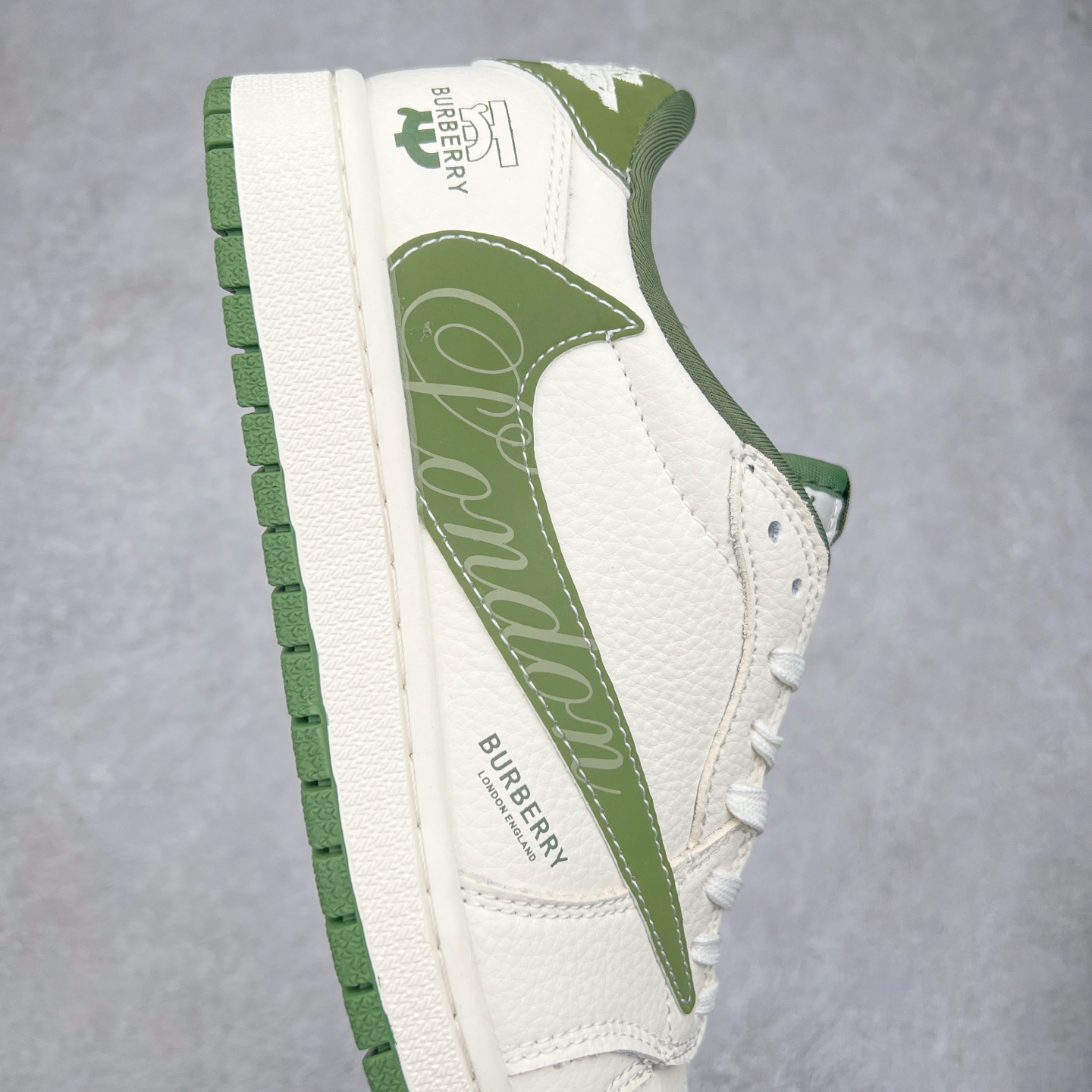 图片[6]-TS x Air Jordan AJ1 Low 倒钩低帮联名定制配色 XS2024-034 原厂内置气垫魔块 A模大底 头层小牛皮 鞋舌AJ原厂专用牛津布+AJ专用反口珍珠布+原厂无杂质高弹内里海棉+特殊封边弹力鞋带 实拍调校N版已经零色差零失真 百分百还原实物色彩所见即所得 不存在货不对板色差等低级问题 选购参考实物拍摄 不混卖不参货 只用心做好货严格选品 承诺混一赔十 尺码：36 36.5 37.5 38 38.5 39 40 40.5 41 42 42.5 43 44 44.5 45-选品中心