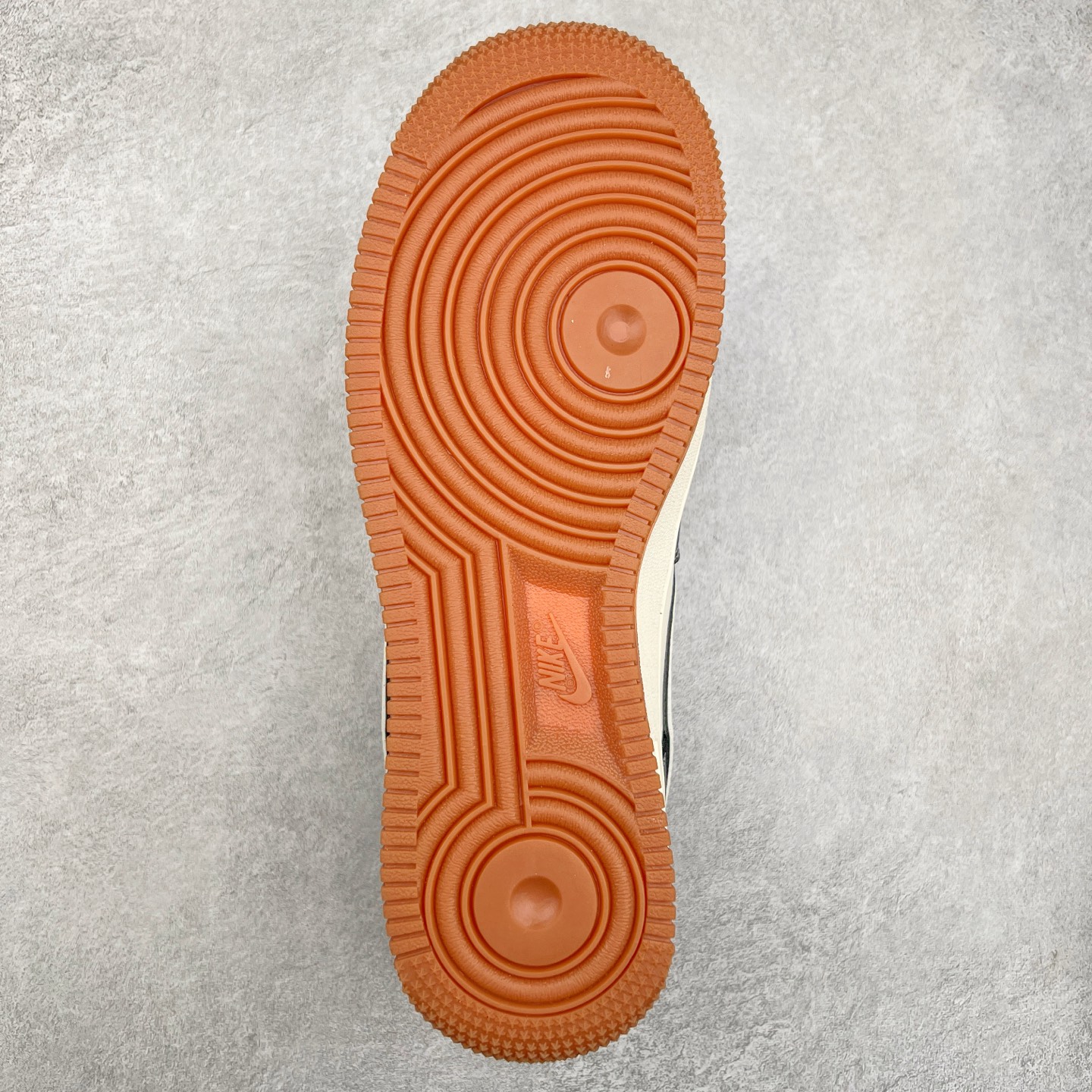 图片[9]-NK Air Force 1´07 Low 空军一号低帮百搭休闲运动板鞋 XZ6188-114 柔软、弹性十足的缓震性能和出色的中底设计 横跨复古与现代的外型结合 造就出风靡全球 三十多年的Force 1 直到今天还深受青睐 实拍调校N版已经零色差零失真 百分百还原实物色彩所见即所得 不存在货不对板色差等低级问题 选购参考实物拍摄 不混卖不参货 只用心做好货严格选品 承诺混一赔十 尺码：36 36.5 37.5 38 38.5 39 40 40.5 41 42 42.5 43 44 44.5 45-选品中心