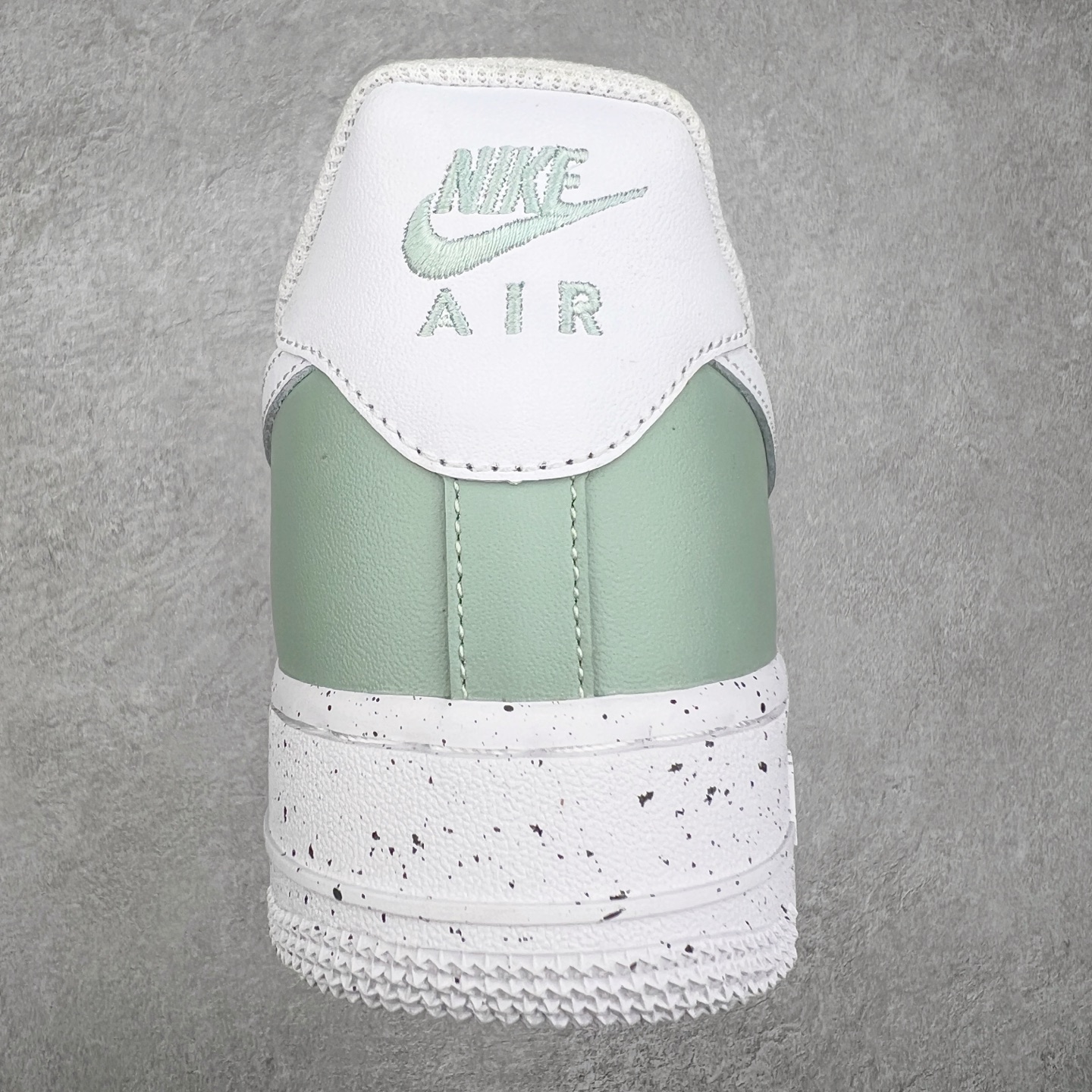 图片[8]-NK Air Force 1´07 Low 空军一号低帮百搭休闲运动板鞋 MM6823-336 柔软、弹性十足的缓震性能和出色的中底设计 横跨复古与现代的外型结合 造就出风靡全球 三十多年的Force 1 直到今天还深受青睐 实拍调校N版已经零色差零失真 百分百还原实物色彩所见即所得 不存在货不对板色差等低级问题 选购参考实物拍摄 不混卖不参货 只用心做好货严格选品 承诺混一赔十 尺码：36 36.5 37.5 38 38.5 39 40 40.5 41 42 42.5 43 44 44.5 45-选品中心