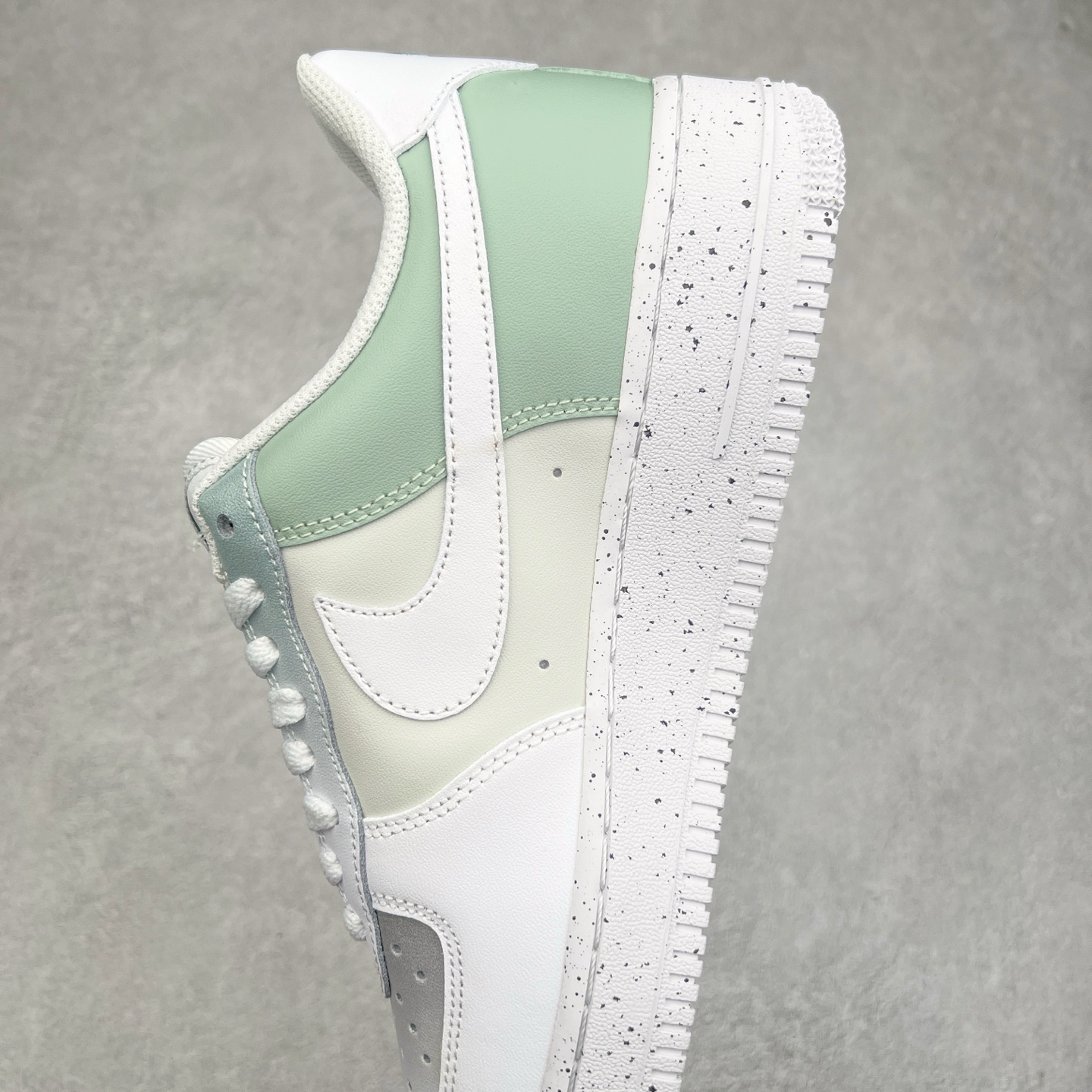 图片[7]-NK Air Force 1´07 Low 空军一号低帮百搭休闲运动板鞋 MM6823-336 柔软、弹性十足的缓震性能和出色的中底设计 横跨复古与现代的外型结合 造就出风靡全球 三十多年的Force 1 直到今天还深受青睐 实拍调校N版已经零色差零失真 百分百还原实物色彩所见即所得 不存在货不对板色差等低级问题 选购参考实物拍摄 不混卖不参货 只用心做好货严格选品 承诺混一赔十 尺码：36 36.5 37.5 38 38.5 39 40 40.5 41 42 42.5 43 44 44.5 45-选品中心