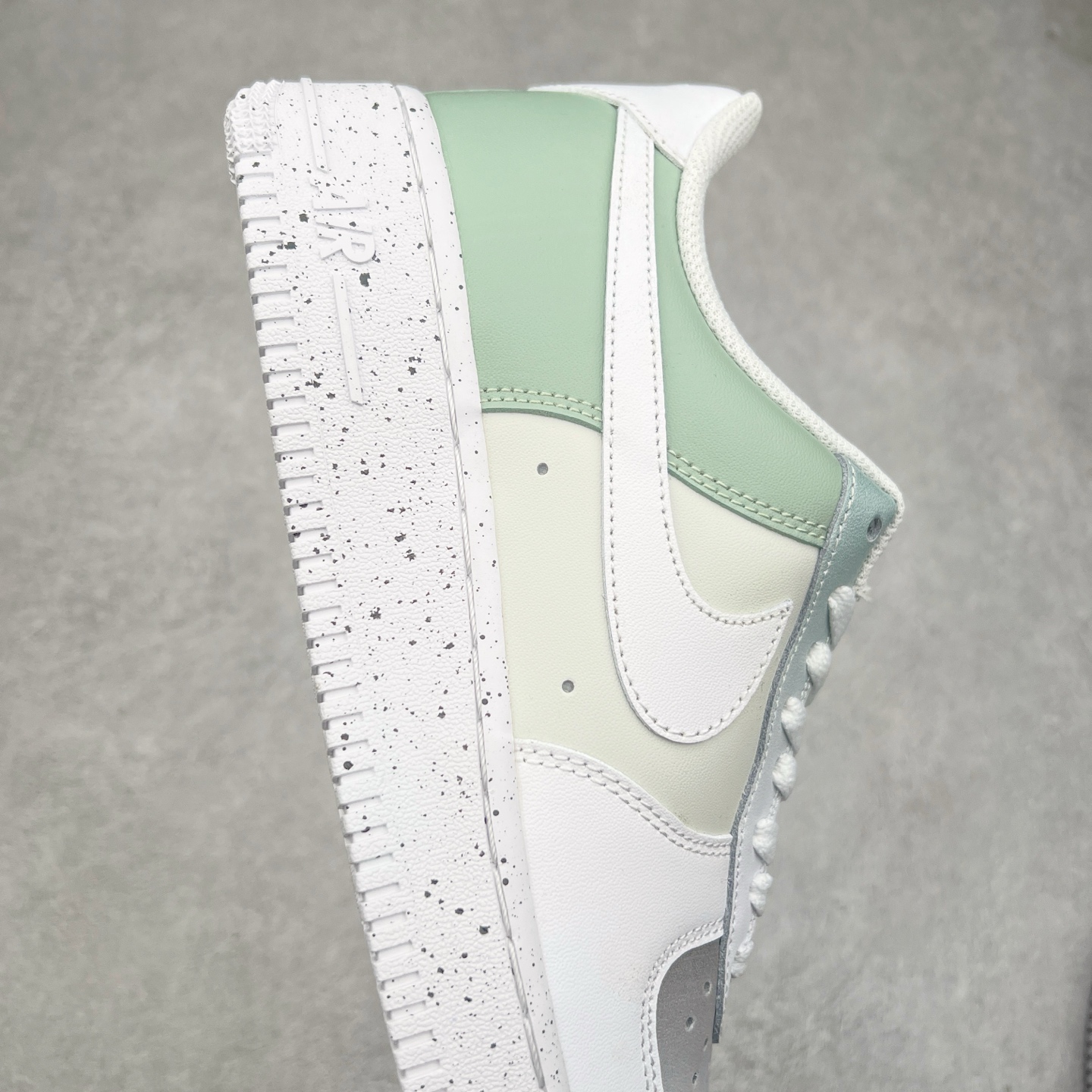 图片[6]-NK Air Force 1´07 Low 空军一号低帮百搭休闲运动板鞋 MM6823-336 柔软、弹性十足的缓震性能和出色的中底设计 横跨复古与现代的外型结合 造就出风靡全球 三十多年的Force 1 直到今天还深受青睐 实拍调校N版已经零色差零失真 百分百还原实物色彩所见即所得 不存在货不对板色差等低级问题 选购参考实物拍摄 不混卖不参货 只用心做好货严格选品 承诺混一赔十 尺码：36 36.5 37.5 38 38.5 39 40 40.5 41 42 42.5 43 44 44.5 45-选品中心