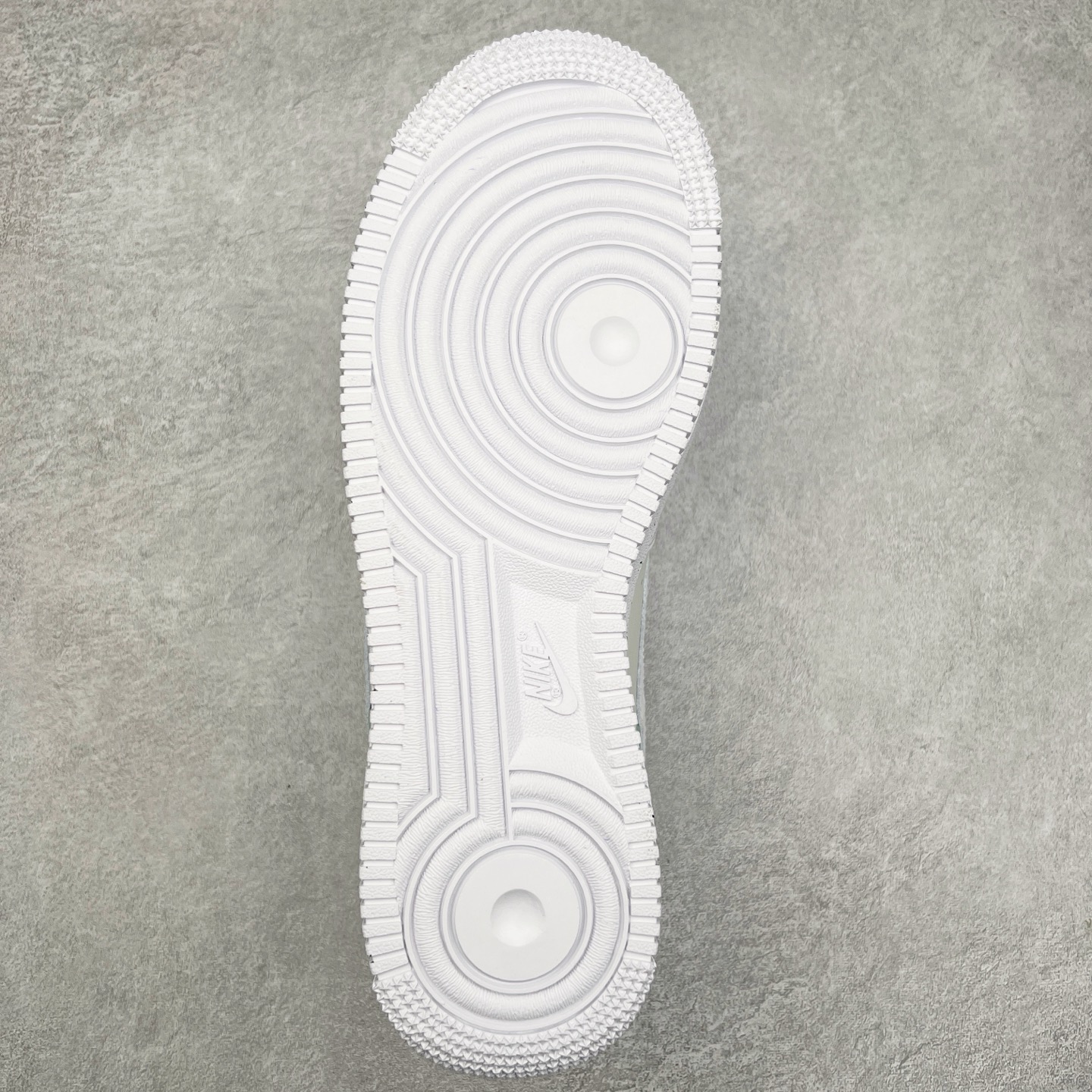 图片[9]-NK Air Force 1´07 Low 空军一号低帮百搭休闲运动板鞋 MM6823-336 柔软、弹性十足的缓震性能和出色的中底设计 横跨复古与现代的外型结合 造就出风靡全球 三十多年的Force 1 直到今天还深受青睐 实拍调校N版已经零色差零失真 百分百还原实物色彩所见即所得 不存在货不对板色差等低级问题 选购参考实物拍摄 不混卖不参货 只用心做好货严格选品 承诺混一赔十 尺码：36 36.5 37.5 38 38.5 39 40 40.5 41 42 42.5 43 44 44.5 45-选品中心