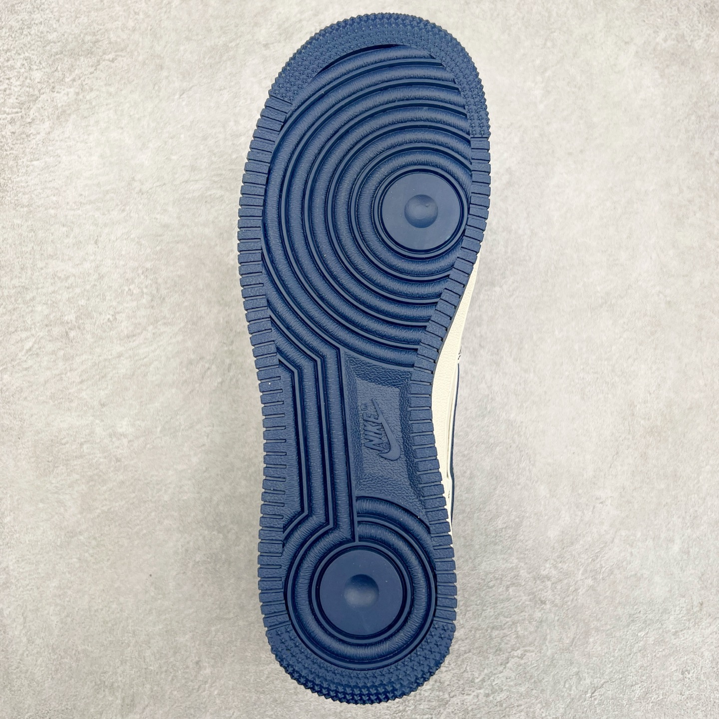 图片[9]-NK Air Force 1´07 Low 空军一号低帮百搭休闲运动板鞋 XS1958-522 柔软、弹性十足的缓震性能和出色的中底设计 横跨复古与现代的外型结合 造就出风靡全球 三十多年的Force 1 直到今天还深受青睐 实拍调校N版已经零色差零失真 百分百还原实物色彩所见即所得 不存在货不对板色差等低级问题 选购参考实物拍摄 不混卖不参货 只用心做好货严格选品 承诺混一赔十 尺码：36 36.5 37.5 38 38.5 39 40 40.5 41 42 42.5 43 44 44.5 45-选品中心