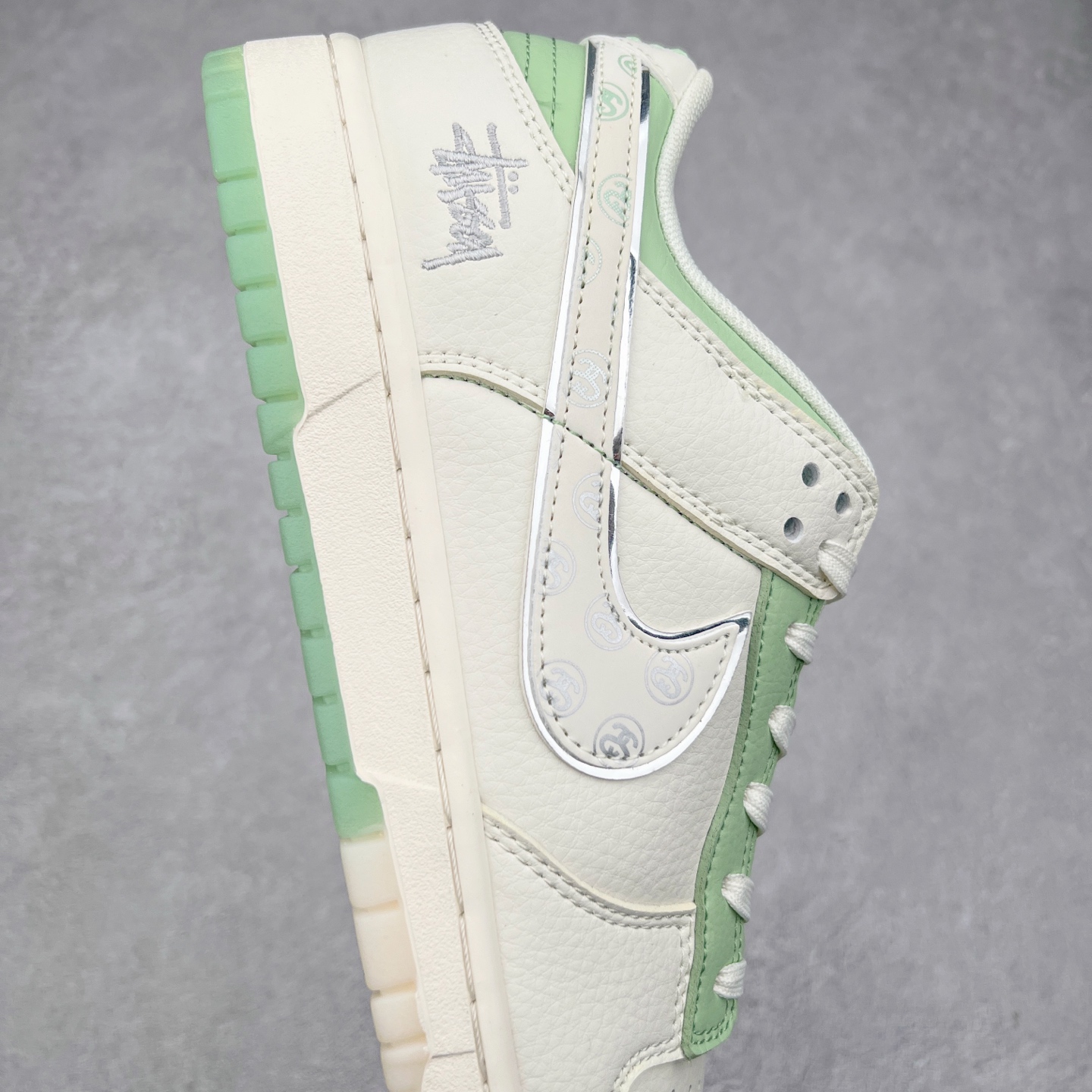 图片[6]-NK Dunk Low 定制配色 XY1688-006 大厂出品 极力推荐 原装头层材料 独家版型蒸餾加工帶來的是更好的视觉和脚感体验大厂纯原品质出货 清洁度 电绣工艺 皮料切割干净无任何毛边 细节完美 实拍调校N版已经零色差零失真 百分百还原实物色彩所见即所得 不存在货不对板色差等低级问题 选购参考实物拍摄 不混卖不参货 只用心做好货严格选品 承诺混一赔十 尺码：36 36.5 37.5 38 38.5 39 40 40.5 41 42 42.5 43 44 44.5 45-选品中心