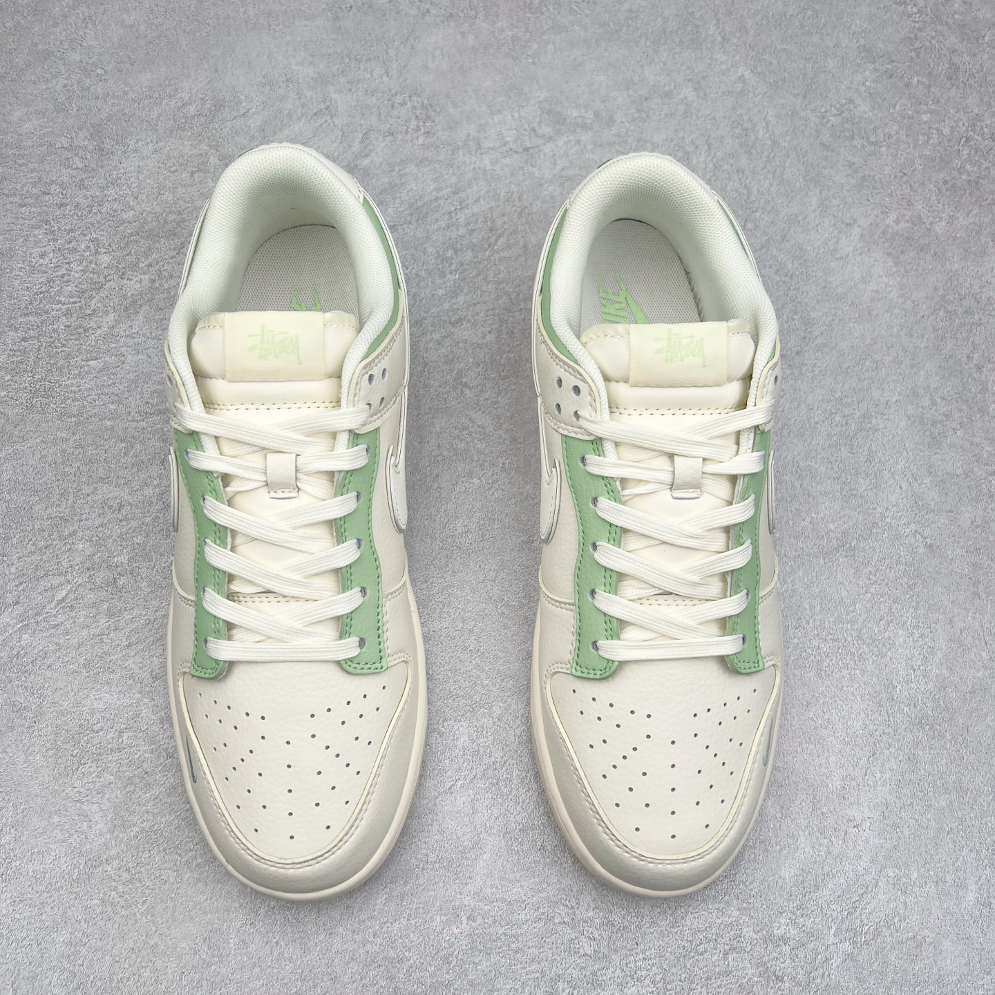 图片[2]-NK Dunk Low 定制配色 XY1688-006 大厂出品 极力推荐 原装头层材料 独家版型蒸餾加工帶來的是更好的视觉和脚感体验大厂纯原品质出货 清洁度 电绣工艺 皮料切割干净无任何毛边 细节完美 实拍调校N版已经零色差零失真 百分百还原实物色彩所见即所得 不存在货不对板色差等低级问题 选购参考实物拍摄 不混卖不参货 只用心做好货严格选品 承诺混一赔十 尺码：36 36.5 37.5 38 38.5 39 40 40.5 41 42 42.5 43 44 44.5 45-选品中心