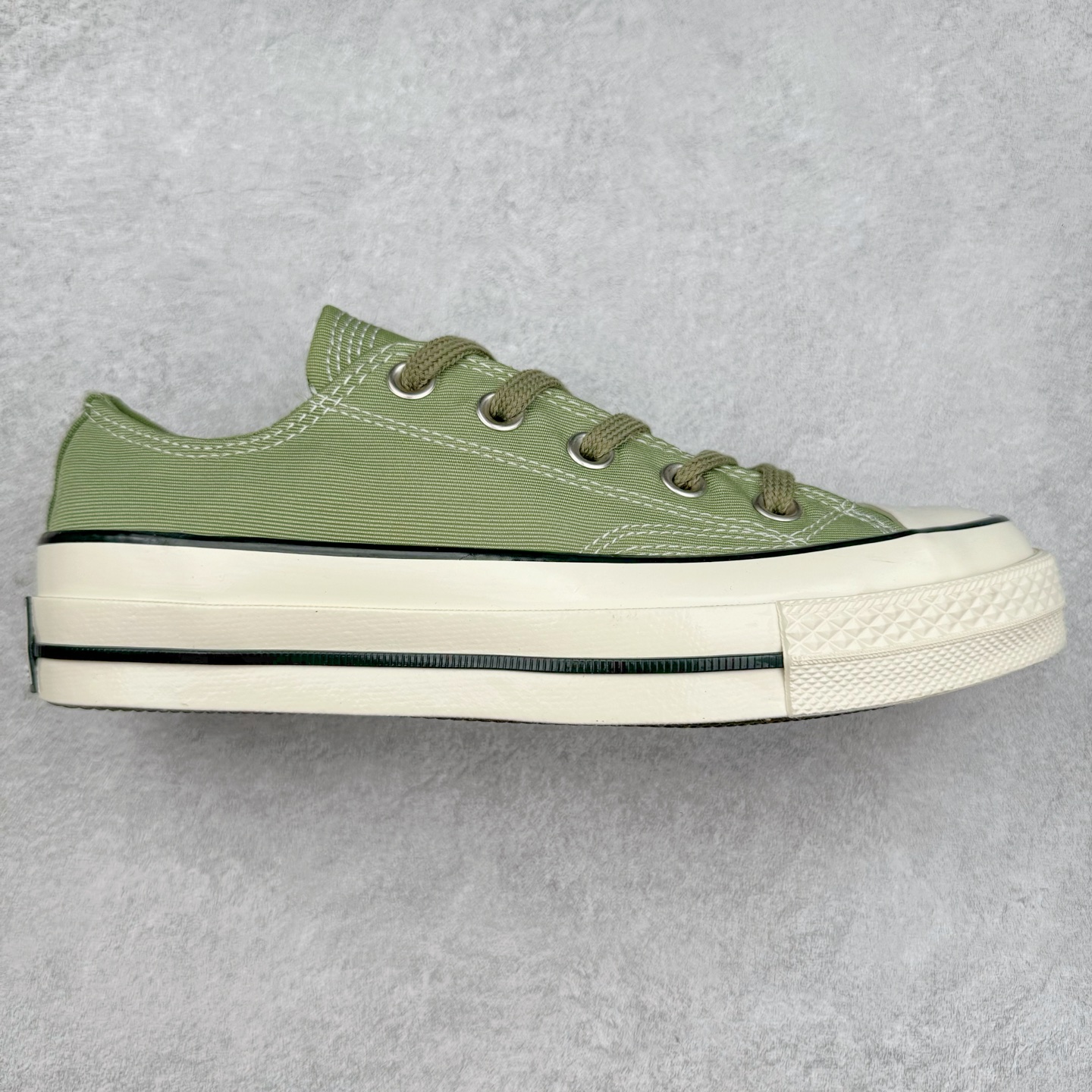 Converse Chuck 1970s XLD 牛油果绿 🥑 当季新品 一眼就心动的绿色💚 这双匡威牛油果绿🥑配色的小鞋真的太适合了 聚酯纤维帆布材质，坚固耐穿，适合户外穿着，采用缝线工艺，做工精致，简约百搭 夏日色调和同色系鞋带，夏日专属配色。 高帮货号：A03439C 低帮货号：A03438C 尺码：35-44（36.5 37.5 39.5 41.5 42.5）-选品中心
