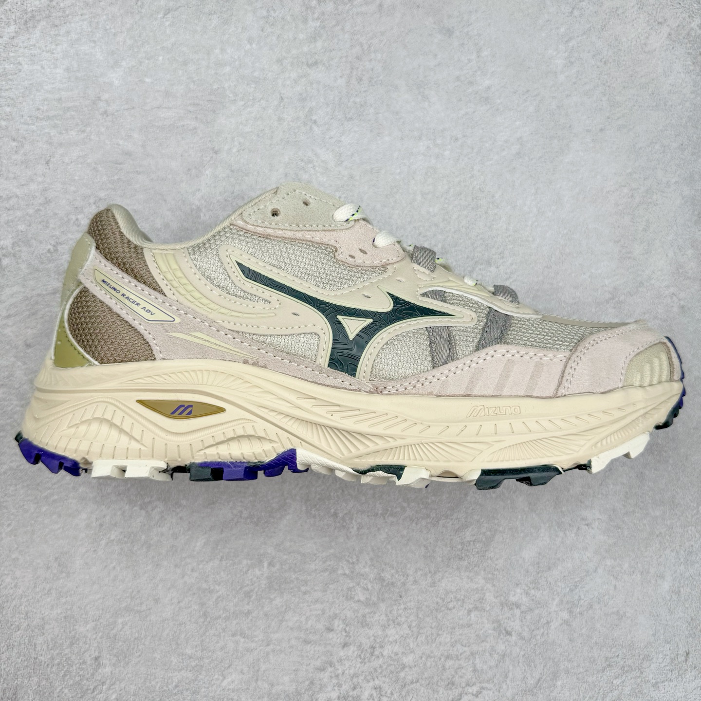 Mizuno Speed 2K 美津浓复古厚底织物合成革防滑耐磨透气低帮休闲跑步鞋 美津浓（Mizuno）是日本美津浓株式会社于1906年创立的运动品牌，经过一个多世纪的不断努力现已成为世界著名的运动器具、服装和鞋类生产商。美津浓力求服务于各类运动项目，并竭力使运动生活更加愉快和振奋。产品种类齐全，覆盖几乎全部主要运动项目，达到30万多个品类。尺码：36 36.5 37.5 38 38.5 39 40 40.5 41 42 42.5 43 44 44.5 45-选品中心