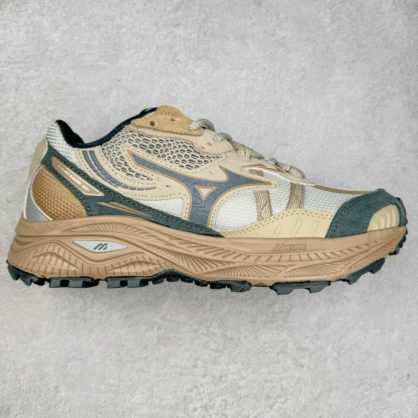 Mizuno Speed 2K 美津浓复古厚底织物合成革防滑耐磨透气低帮休闲跑步鞋 美津浓（Mizuno）是日本美津浓株式会社于1906年创立的运动品牌，经过一个多世纪的不断努力现已成为世界著名的运动器具、服装和鞋类生产商。美津浓力求服务于各类运动项目，并竭力使运动生活更加愉快和振奋。产品种类齐全，覆盖几乎全部主要运动项目，达到30万多个品类。尺码：36 36.5 37.5 38 38.5 39 40 40.5 41 42 42.5 43 44 44.5 45-选品中心