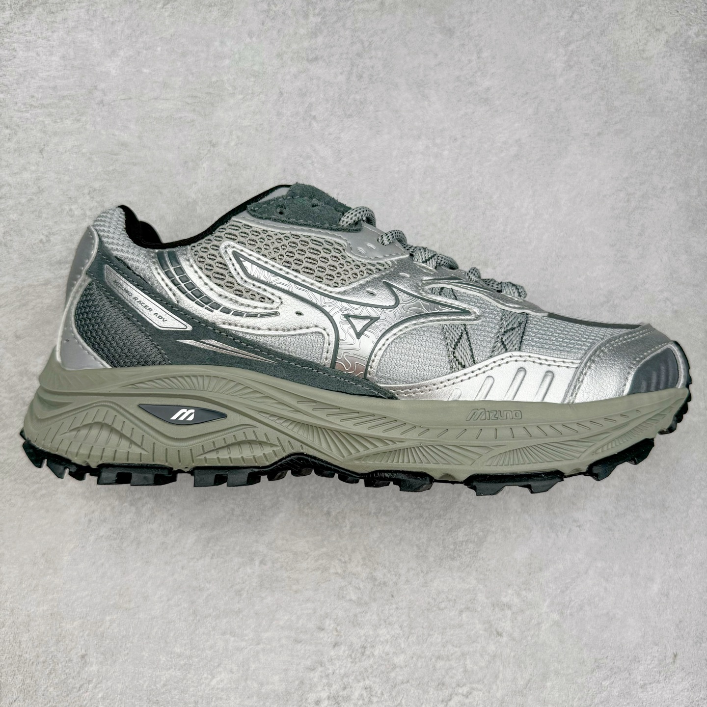 Mizuno Speed 2K 美津浓复古厚底织物合成革防滑耐磨透气低帮休闲跑步鞋 美津浓（Mizuno）是日本美津浓株式会社于1906年创立的运动品牌，经过一个多世纪的不断努力现已成为世界著名的运动器具、服装和鞋类生产商。美津浓力求服务于各类运动项目，并竭力使运动生活更加愉快和振奋。产品种类齐全，覆盖几乎全部主要运动项目，达到30万多个品类。尺码：36 36.5 37.5 38 38.5 39 40 40.5 41 42 42.5 43 44 44.5 45-选品中心