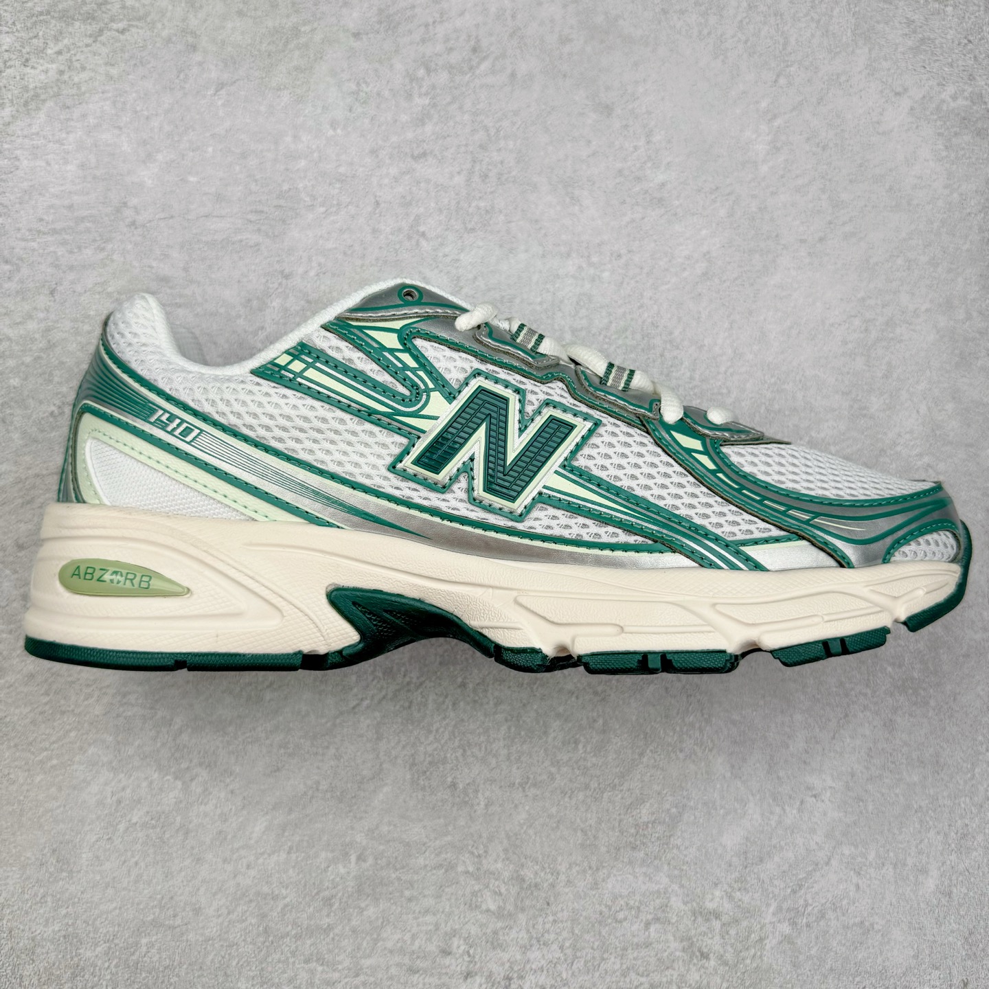 ＃DT纯原 New Balance MR740 NB新百伦系列复古老爹风休闲运动慢跑鞋 采用轻质牛剖革拼接透气网眼衬垫织物鞋面材质 T-Beam大底提供足步弓支撑 保持步态稳定#后跟搭载外露缓震胶 鞋身整体以各种深浅不一的灰色覆盖 鞋头以淡蓝色调装饰，网眼衬垫通过不规律的色块实现做旧的美感 泛黄的鞋底更是进一步增添了复古气息 尺码：36 37 37.5 38 38.5 39.5 40 40.5 41.5 42 42.5 43 44 44.5 45-选品中心