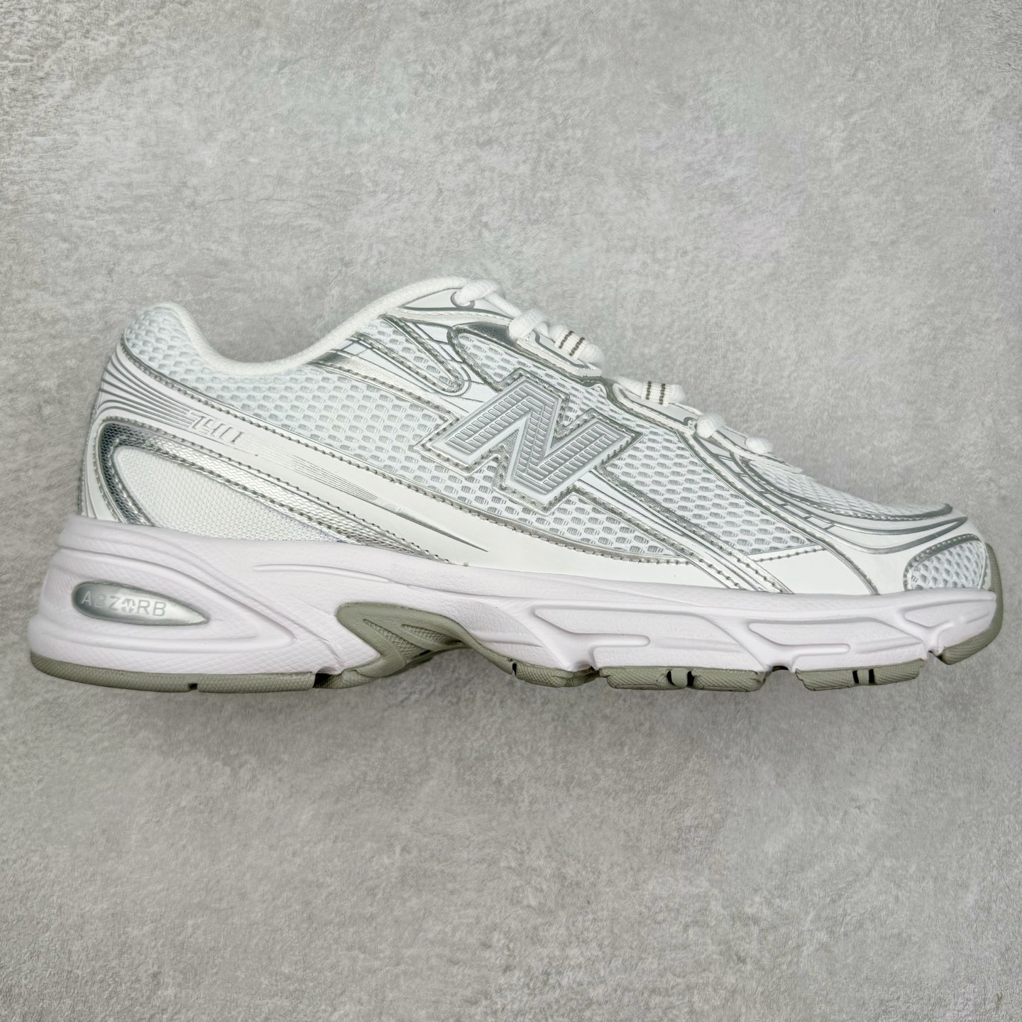 New Balance MR740 NB新百伦系列复古老爹风休闲运动慢跑鞋 采用轻质牛剖革拼接透气网眼衬垫织物鞋面材质 T-Beam大底提供足步弓支撑 保持步态稳定#后跟搭载外露缓震胶 鞋身整体以各种深浅不一的灰色覆盖 鞋头以淡蓝色调装饰，网眼衬垫通过不规律的色块实现做旧的美感 泛黄的鞋底更是进一步增添了复古气息 尺码：36 37 37.5 38 38.5 39.5 40 40.5 41.5 42 42.5 43 44 45-选品中心