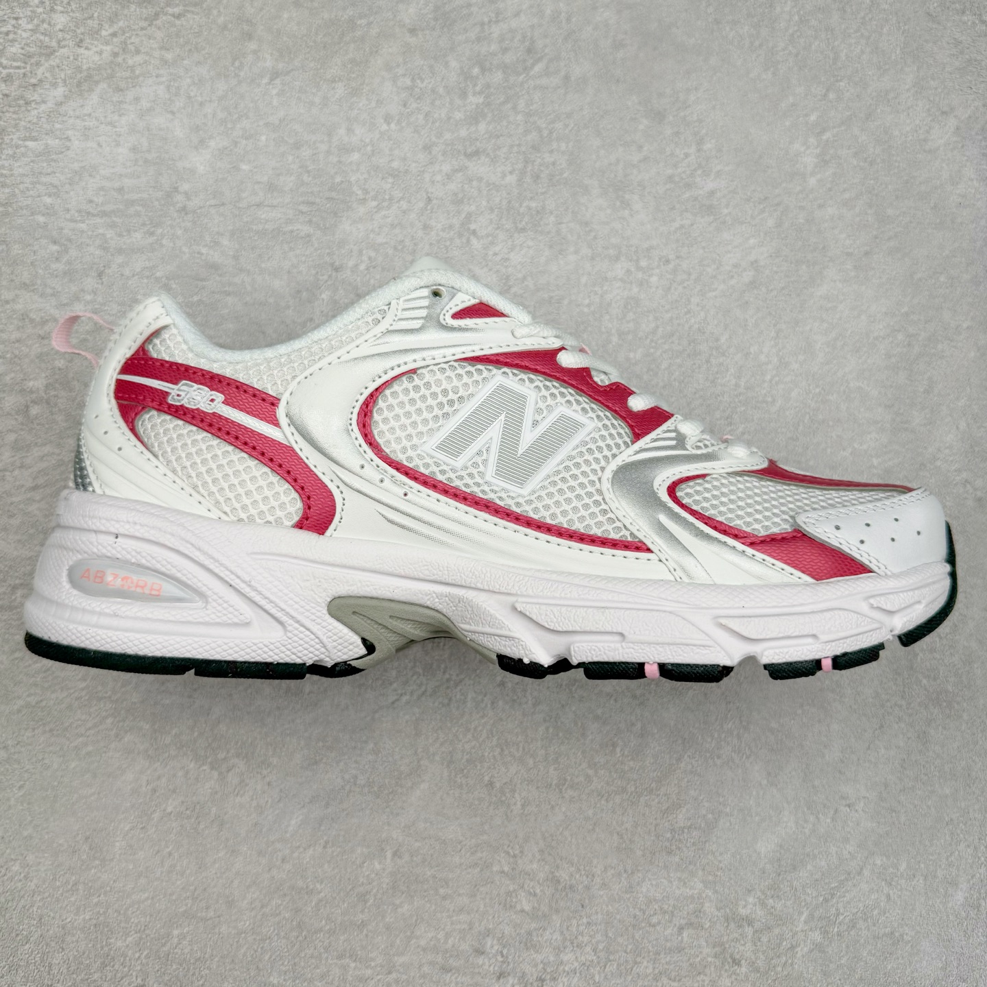 New Balance NB530 新百伦复古透气跑步鞋 抛弃过往以皮革为主的人气轮廓 以极具复古风范的跑鞋外观呈现 设计上全鞋以简约清爽的纯白色作基底 鞋身覆盖大面积织物网眼材质 并于鞋头、鞋带孔眼片等细节处点缀对比鲜明的反光银镀层凸显 鞋舌、侧身等位置则辅以一贯的「N」字标志和品牌徽标彰显身份 最后通过搭载的 ABZORB 缓震中底完善整体造型 尺码：36 37 37.5 38 38.5 39 40 40.5 41 42 42.5 43 44 45-选品中心