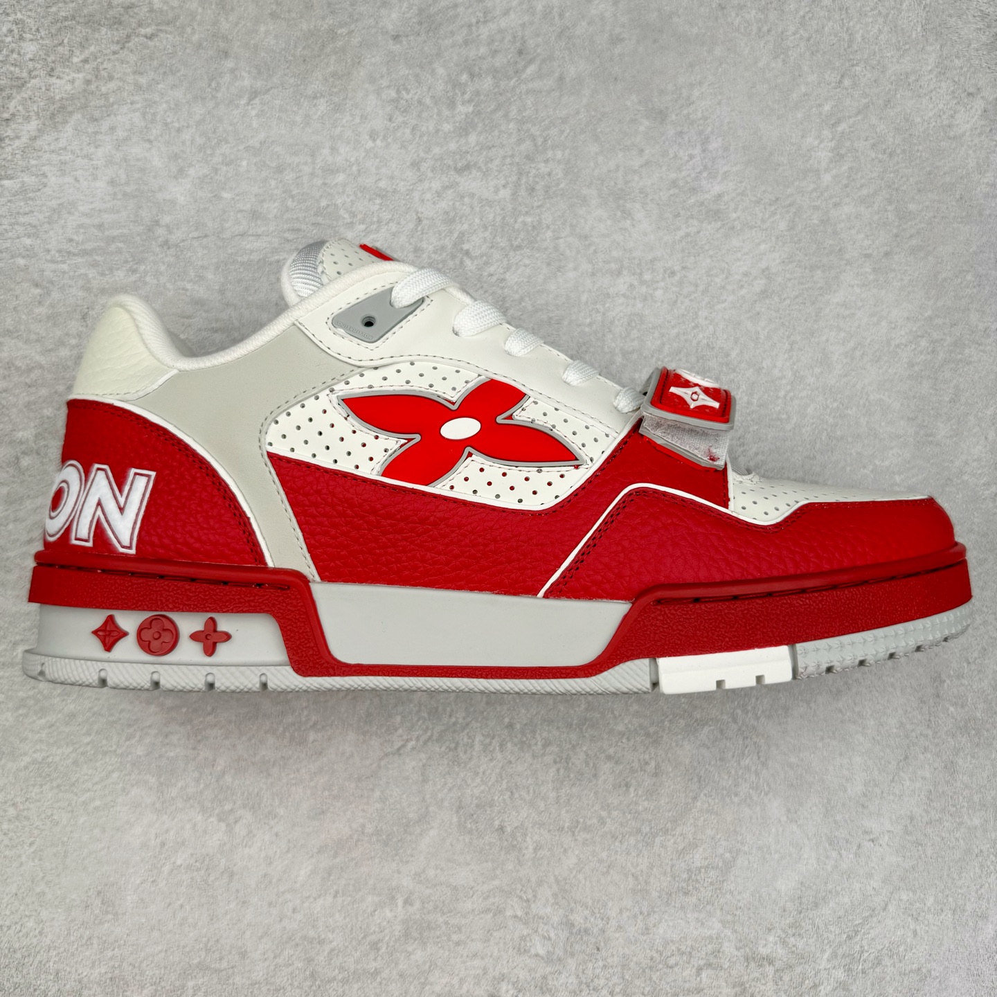 Louis Vuitton Trainer lv时装走秀运动鞋 完美鞋型超高的清洁度 零毛边线头瑕疵 全套原楦原纸版原鞋开模 全网最具灵魂的版型 正确原装黄色鞋盒 正确中底印花 鞋面印花3D高频深度立体 全鞋电脑针车 紧密相连 针距密度一致 环保乳胶注塑鞋垫 厚度脚感还原原版 皮面裁剪部位 统一油边封口工艺 原装橡胶大底含胶量大底组合零偏差 专柜全套包装 防尘袋 说明书 质保卡 男女鞋 尺码：35 36 37 38 39 40 41 42 43 44 45-选品中心